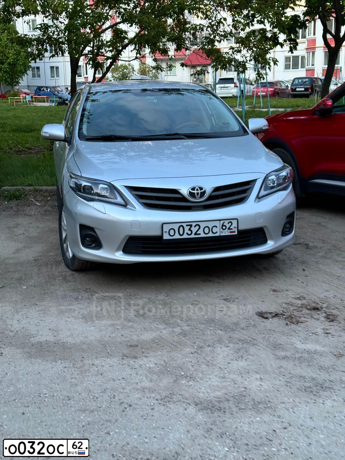 Фото автомобиля TOYOTA COROLLA, 2010 — госномер О032ОС62. Цвет: Серебристый
