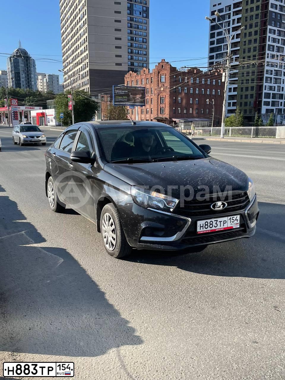 Фото автомобиля LADA VESTA, 2018 — госномер Н883ТР154. Цвет: ЧЕРНЫЙ