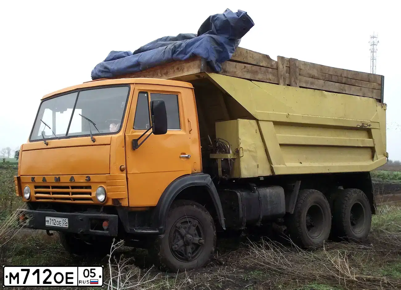 Фото автомобиля KAMAZ 55111 /6X4/, 1989 — госномер С889МУ50. Цвет: ОРАНЖЕВЫЙ