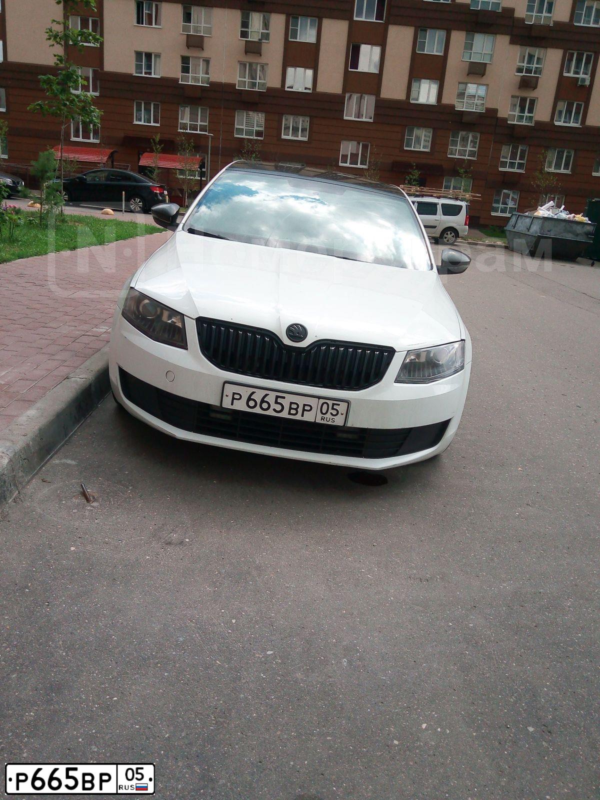 Фото автомобиля SKODA OCTAVIA, 2016 — госномер Р665ВР05. Цвет: БЕЛЫЙ ЖЕЛТЫЙ СЕРЫЙ