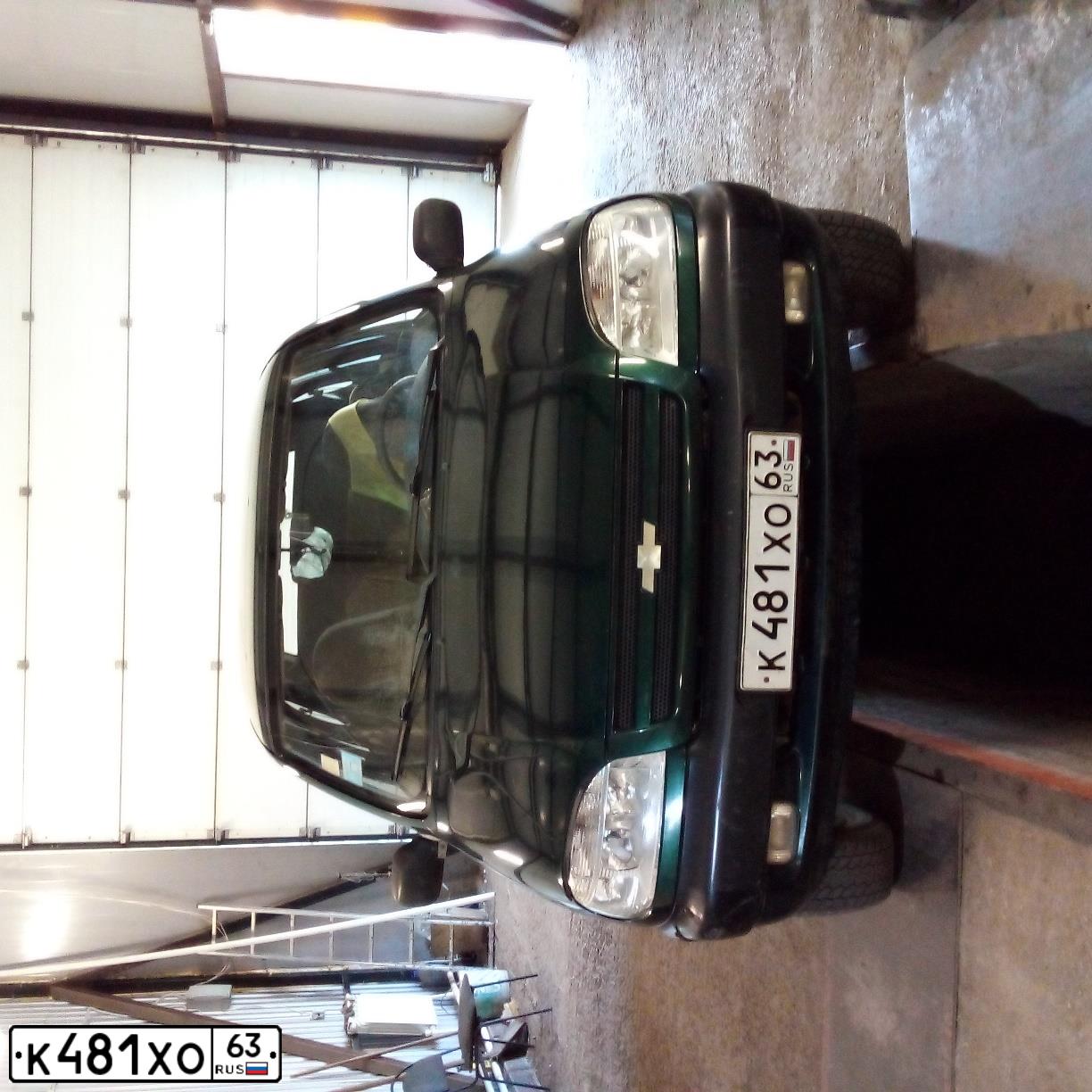 Фото автомобиля CHEVROLET NIVA, 2005 — госномер М909АМ763. Цвет: Темно-зеленый
