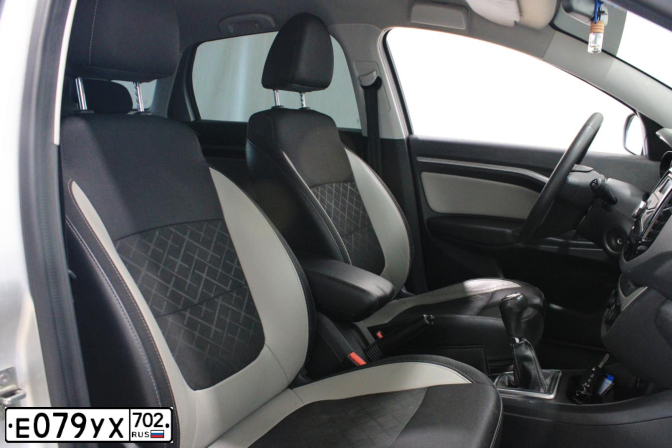 Фото автомобиля LADA VESTA, 2020 — госномер Е079УХ702. Цвет: СЕРЫЙ