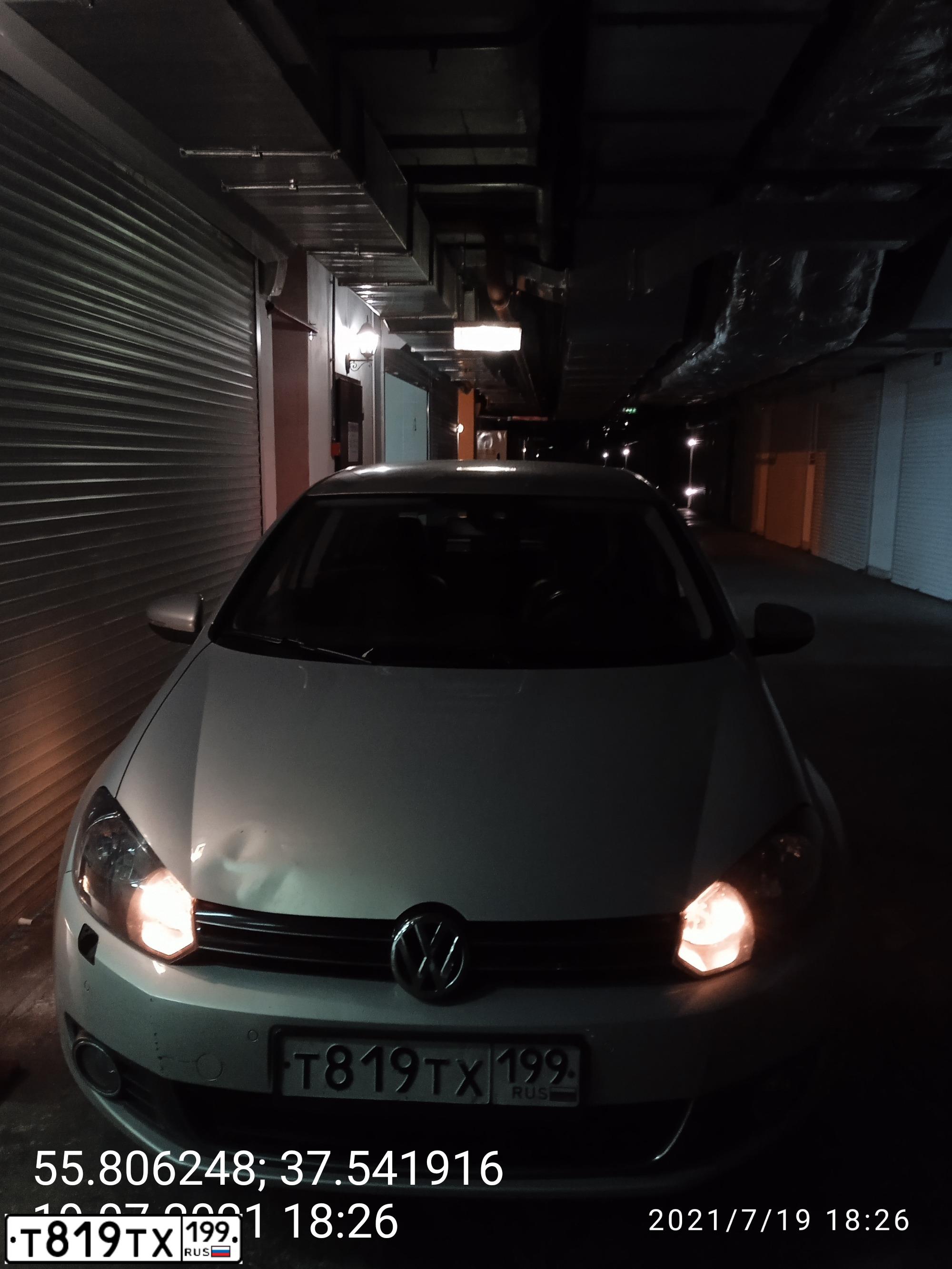 Фото автомобиля VOLKSWAGEN GOLF, 2009 — госномер Т819ТХ199. Цвет: СВЕТЛО-БЕЖЕВЫЙ