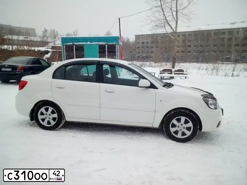 Фото автомобиля KIA RIO, 2011 — госномер Р774УЕ154. Цвет: Белый