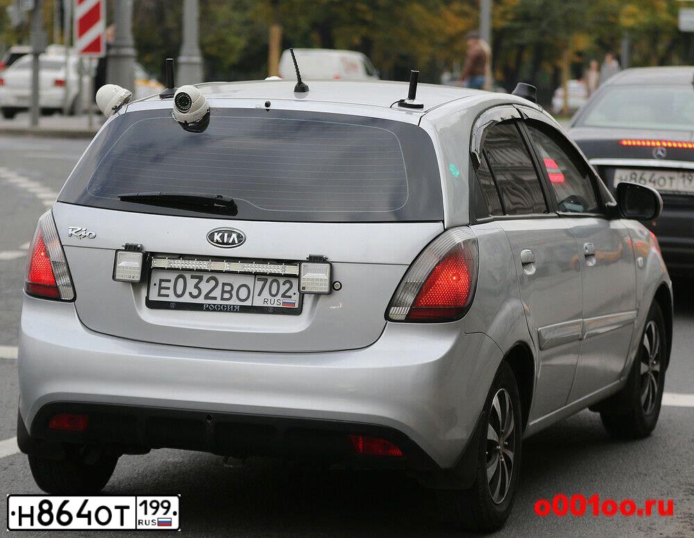 Фото автомобиля RENAULT LOGAN, 2009 — госномер Н864ОТ199. Цвет: СВЕТЛО-ЗЕЛЕНЫЙ