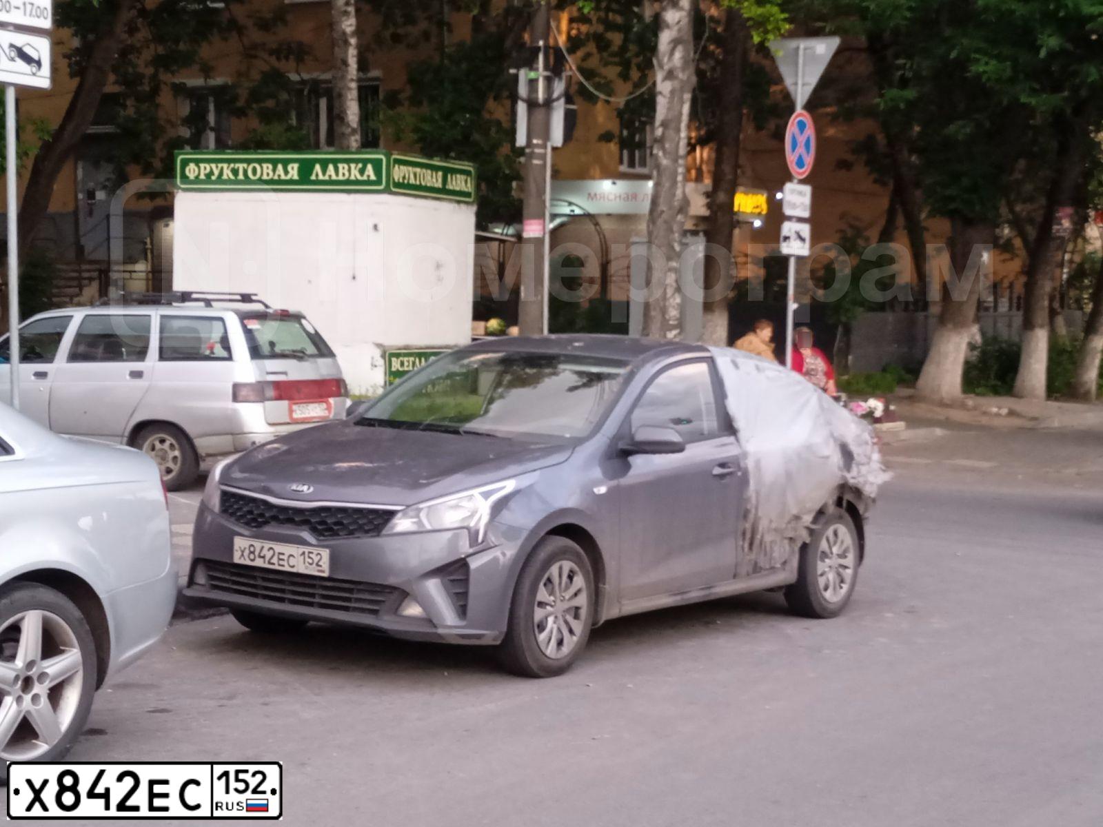 Фото автомобиля KIA RIO, 2021 — госномер Х842ЕС152. Цвет: СЕРЫЙ