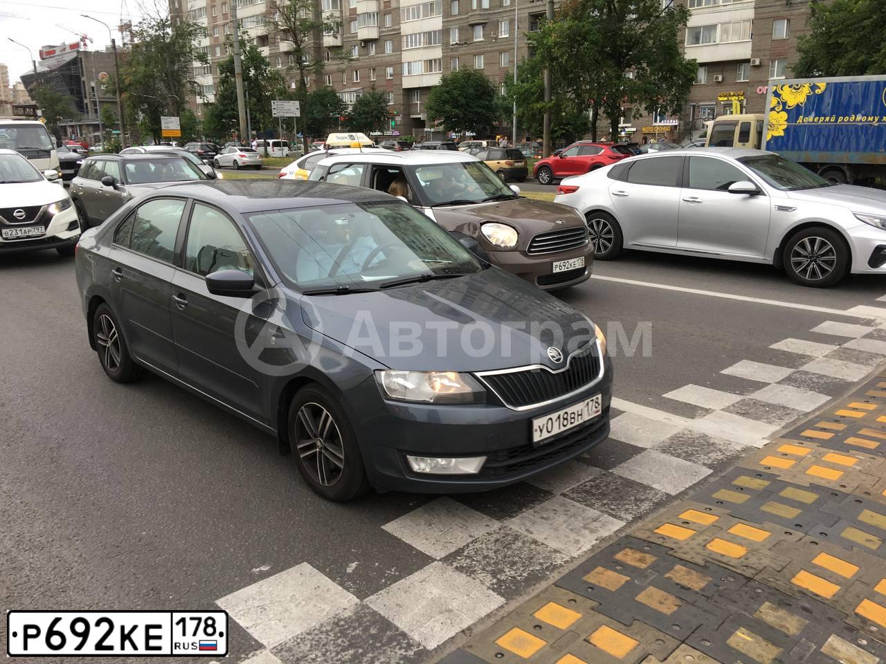 Фото автомобиля MINI MINI COOPER, 2013 — госномер Р692КЕ178. Цвет: СВЕТЛО-КОРИЧНЕВЫЙ