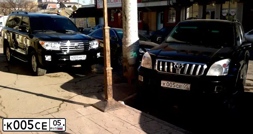 Фото автомобиля TOYOTA LANDCRUISER, 2005 — госномер Н379ОО05. Цвет: ЧЕРНЫЙ