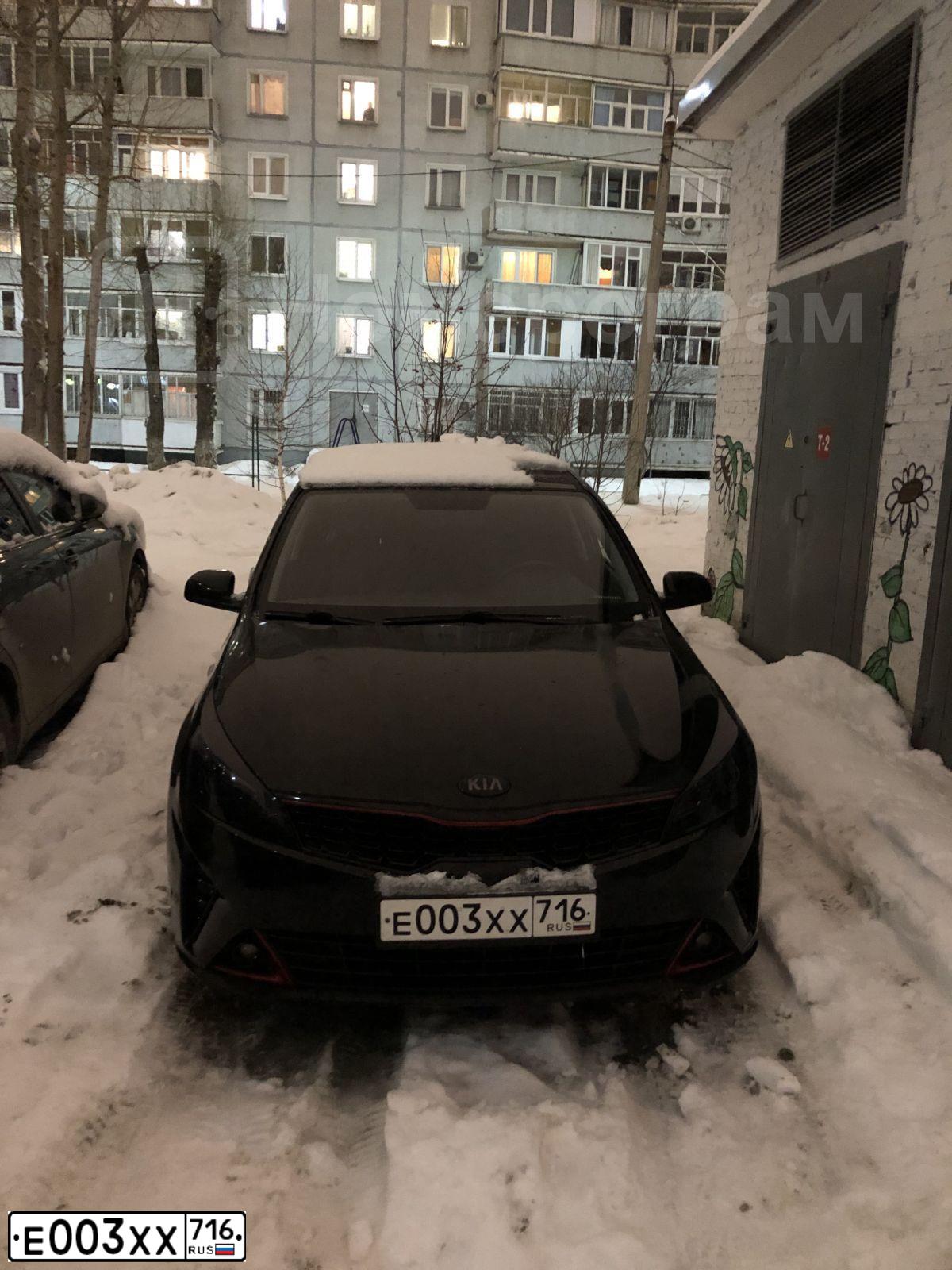 Фото автомобиля KIA RIO, 2020 — госномер Е003ХХ716. Цвет: ЧЕРНЫЙ