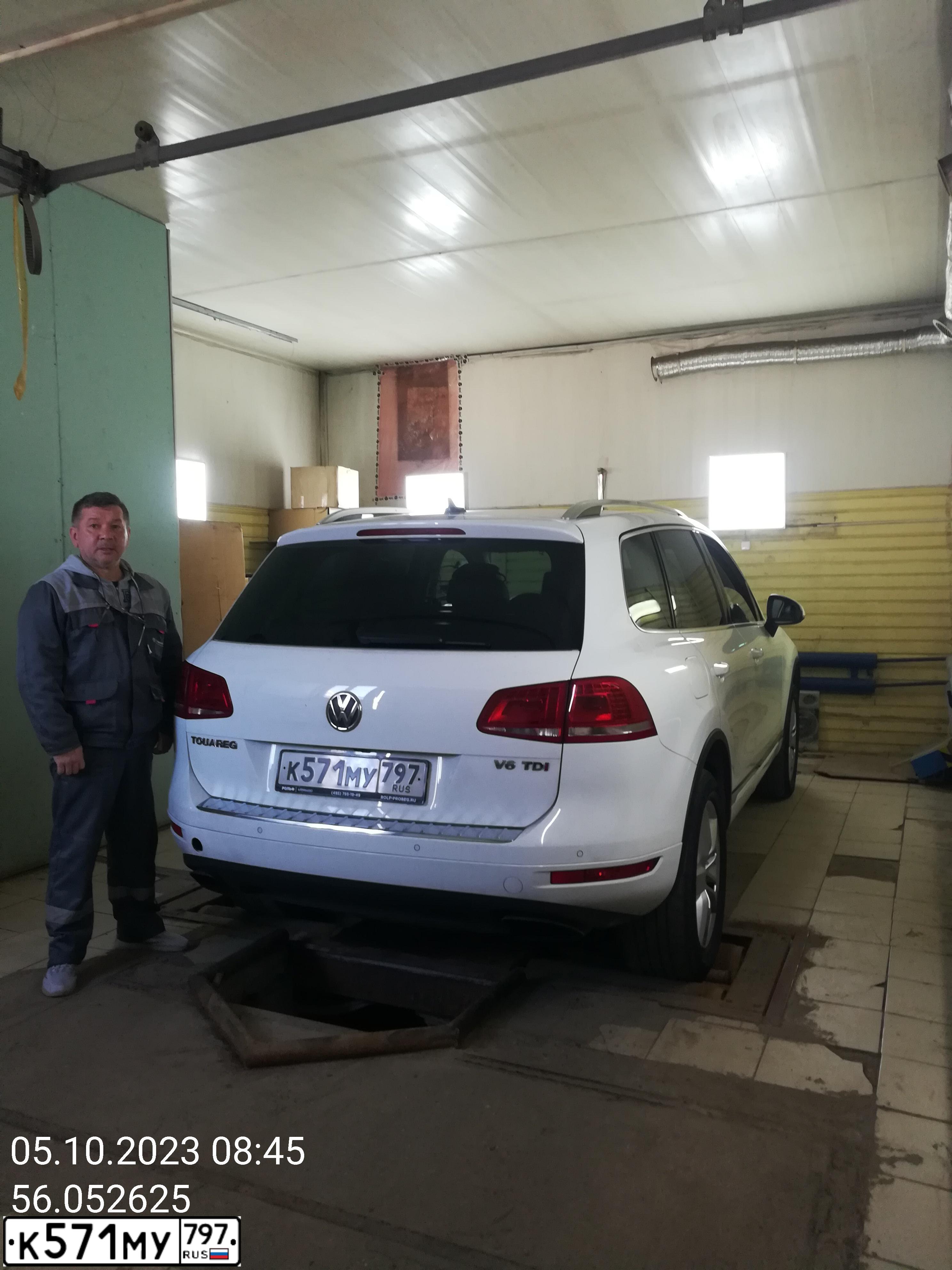 Фото автомобиля VOLKSWAGEN TOUAREG, 2013 — госномер Е016ЕЕ190. Цвет: Белый