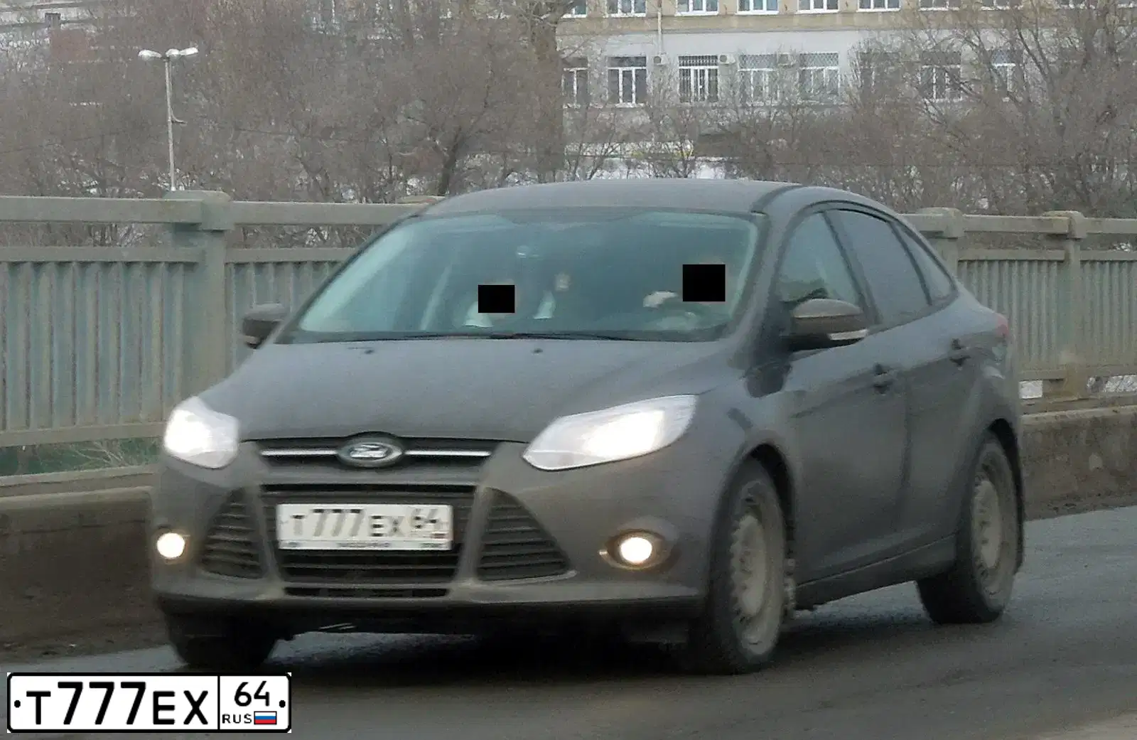 Фото автомобиля FORD FOCUS, 2013 — госномер Т777ЕХ64. Цвет: СЕРО-КОРИЧНЕВЫЙ