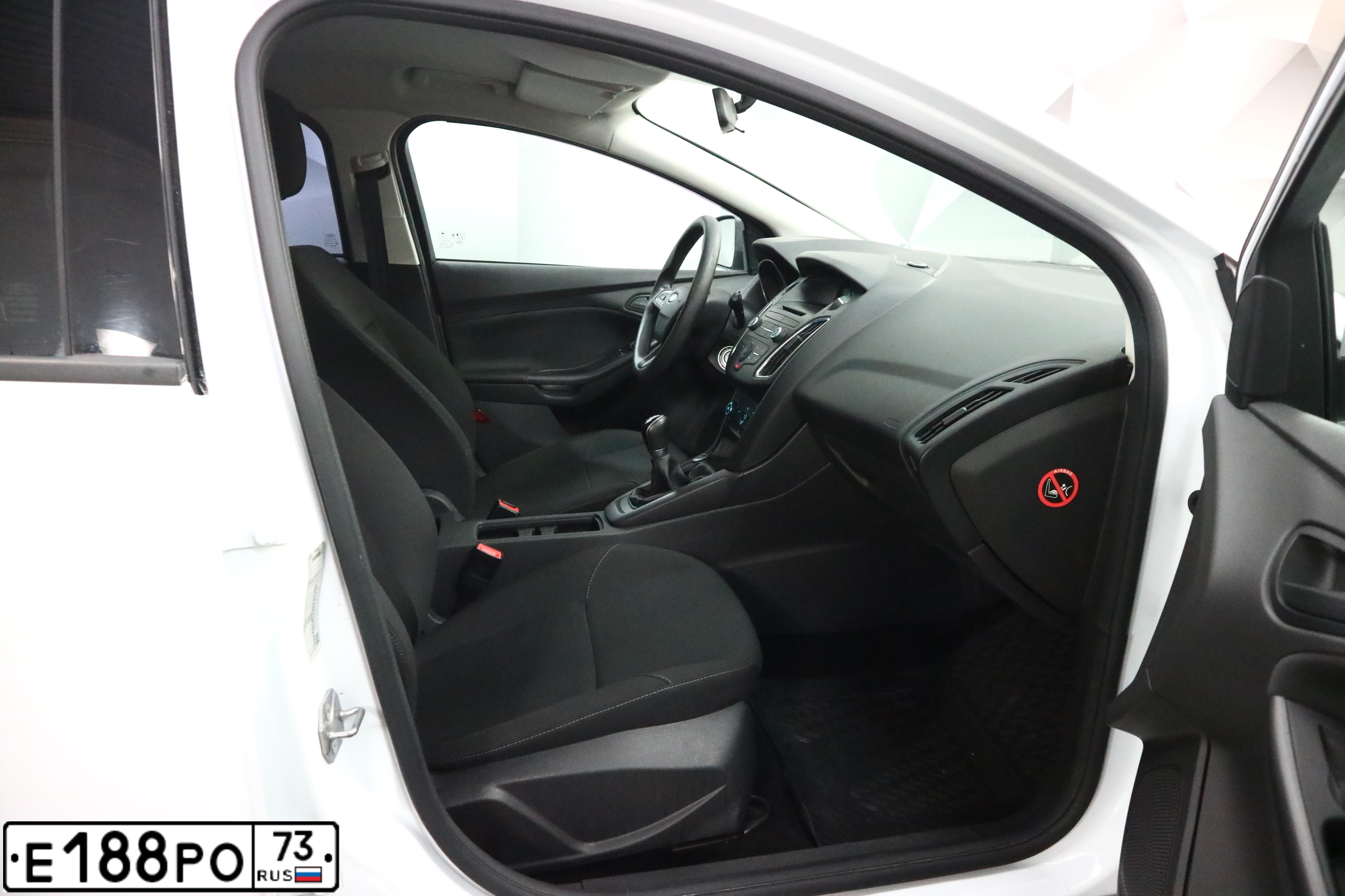 Фото автомобиля FORD FOCUS, 2015 — госномер Е188РО73. Цвет: БЕЛЫЙ