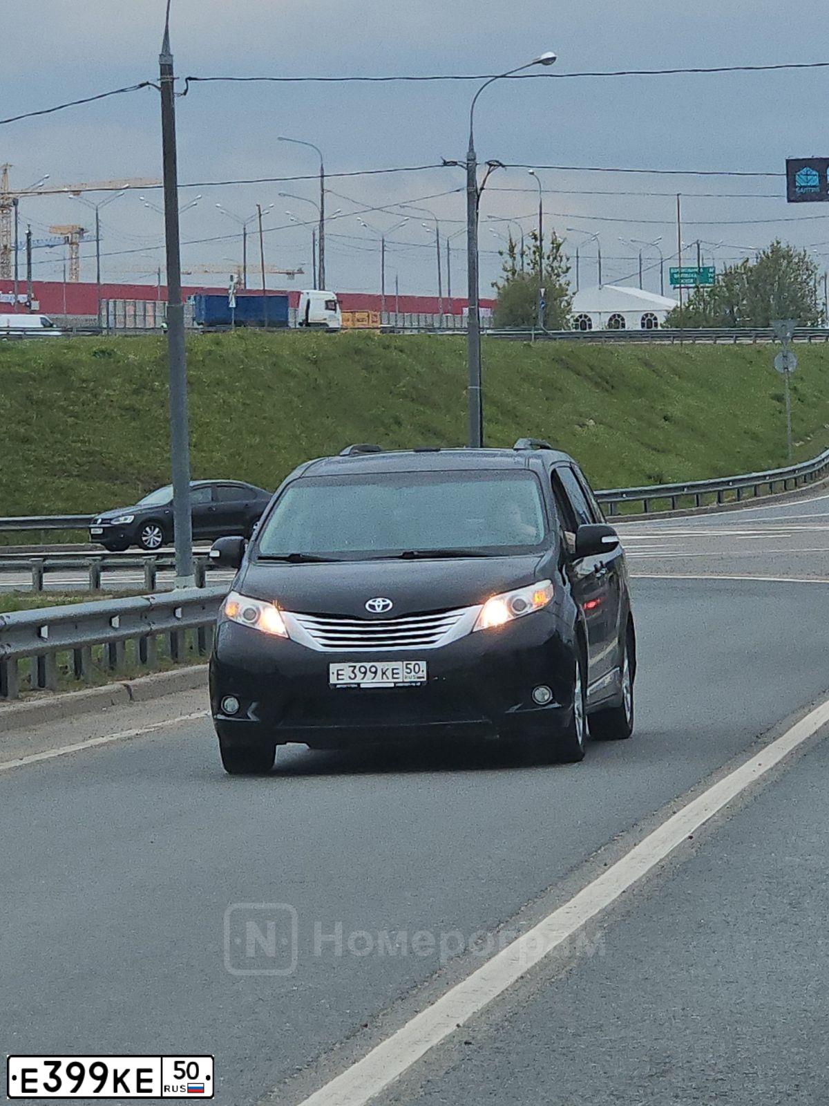 Фото автомобиля TOYOTA SIENNA, 2013 — госномер Е399КЕ50. Цвет: ЧЕРНЫЙ