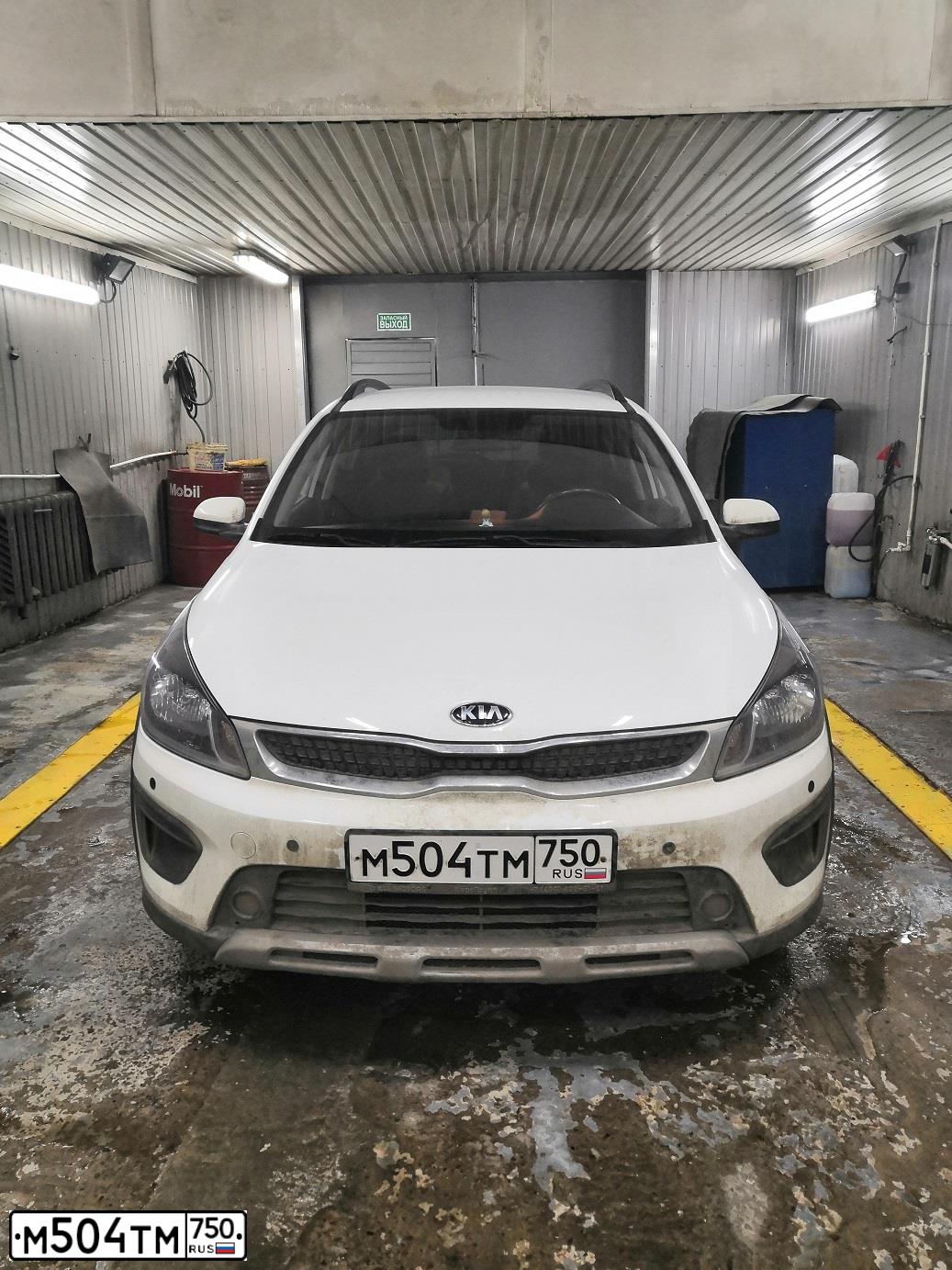 Фото автомобиля KIA RIO, 2018 — госномер М345ВВ799. Цвет: Белый