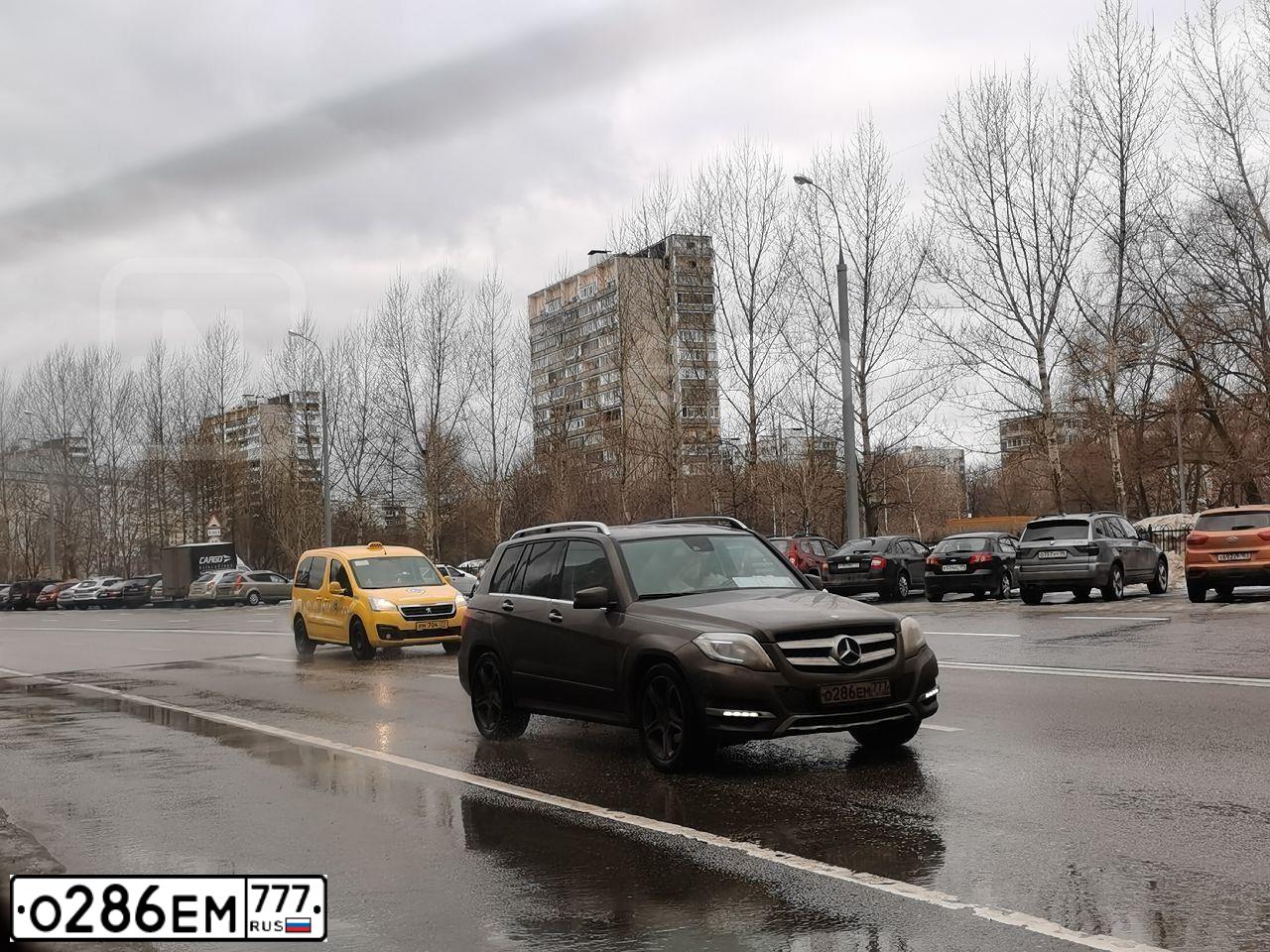 Фото автомобиля MERCEDES GLK-KLASSE, 2014 — госномер О286ЕМ777. Цвет: Коричневый