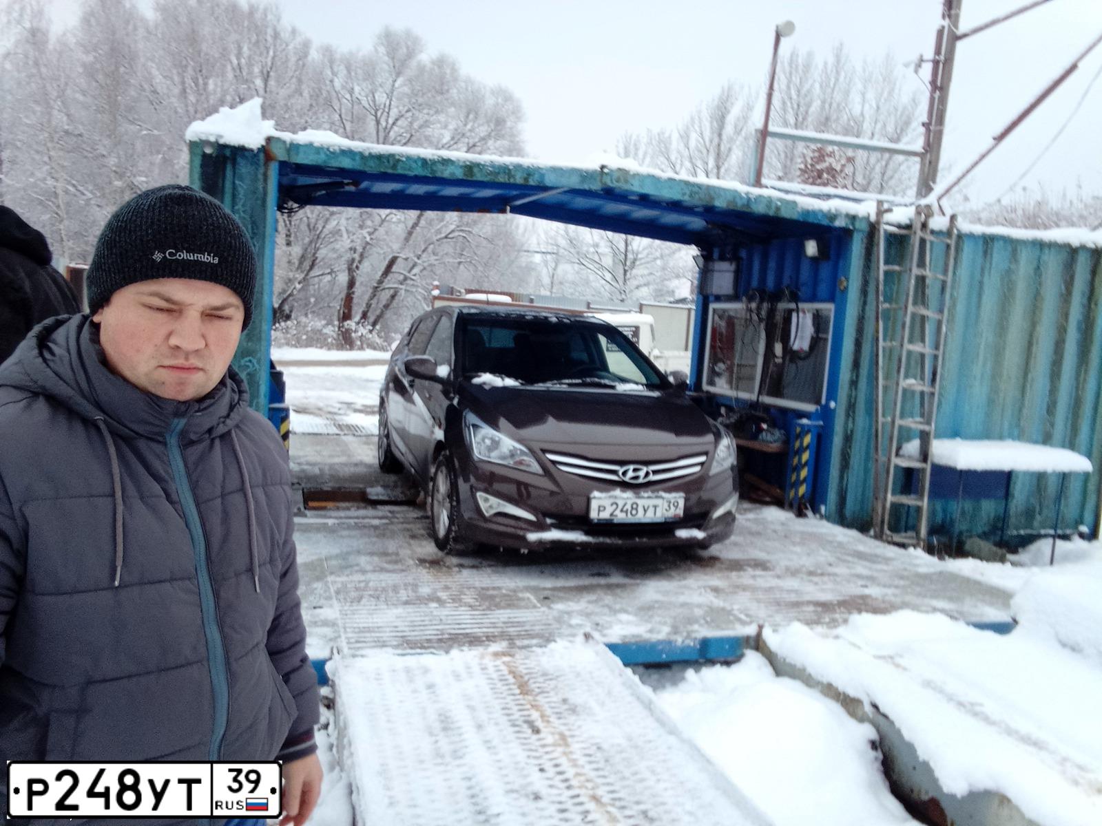 Фото автомобиля HYUNDAI SOLARIS, 2016 — госномер Р248УТ39. Цвет: Коричневый
