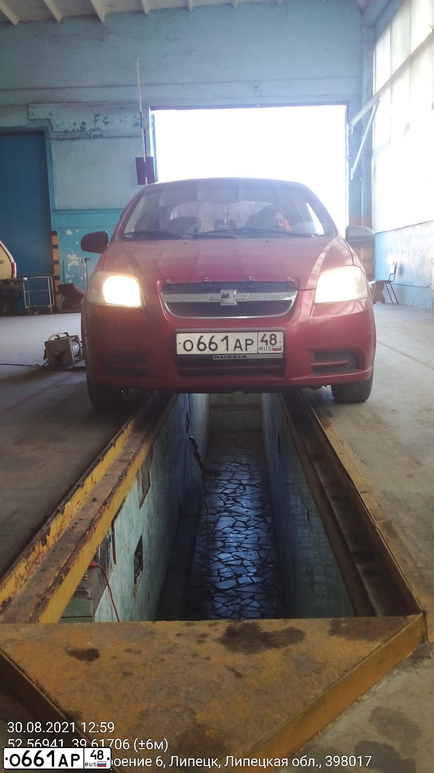 Фото автомобиля CHEVROLET AVEO, 2011 — госномер О661АР48. Цвет: Красный