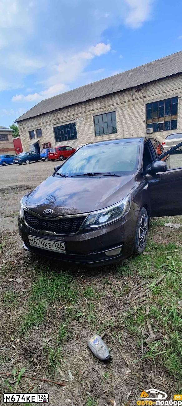 Фото автомобиля KIA RIO, 2016 — госномер М674КЕ126. Цвет: Коричневый