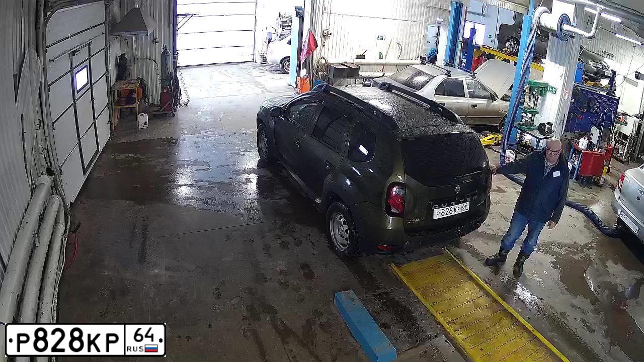 Фото автомобиля RENAULT DUSTER, 2016 — госномер Р828КР64. Цвет: ЗЕЛЕНЫЙ
