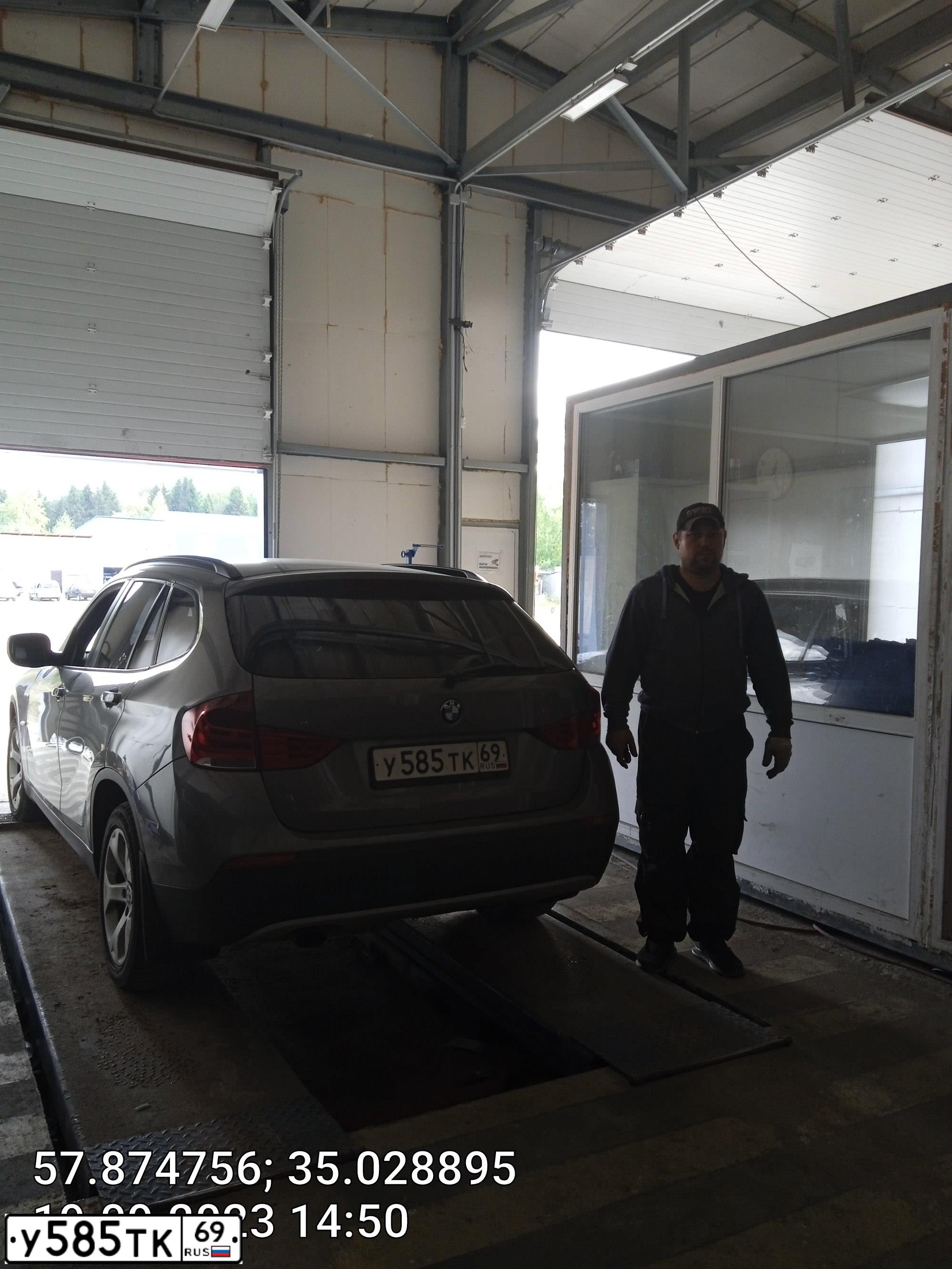 Фото автомобиля BMW X1, 2011 — госномер У585ТК69. Цвет: Серый