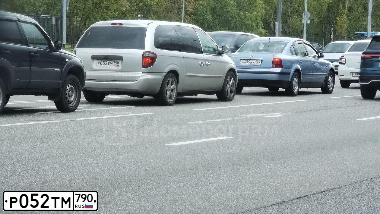 Фото автомобиля DODGE GRAND CARAVAN, 2006 — госномер Р052ТМ790. Цвет: СЕРЫЙ