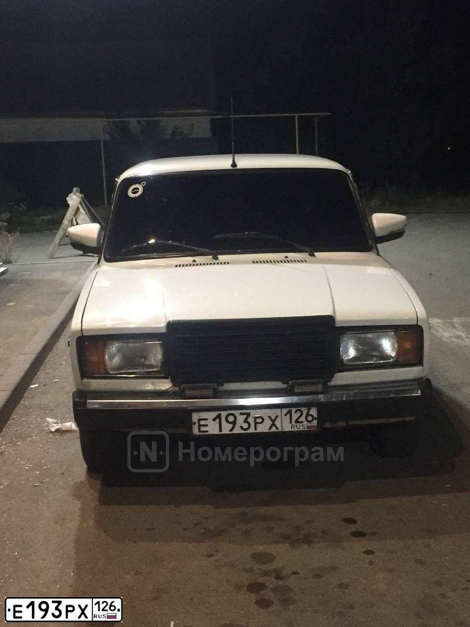 Фото автомобиля LADA 2107 LADA, 2011 — госномер Е193РХ126. Цвет: ЯРКО-БЕЛЫЙ