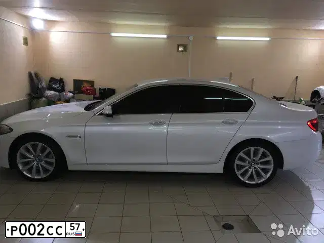 Фото автомобиля BMW SERIE 5, 2014 — госномер Р002СС57. Цвет: БЕЛЫЙ МЕТАЛЛИК