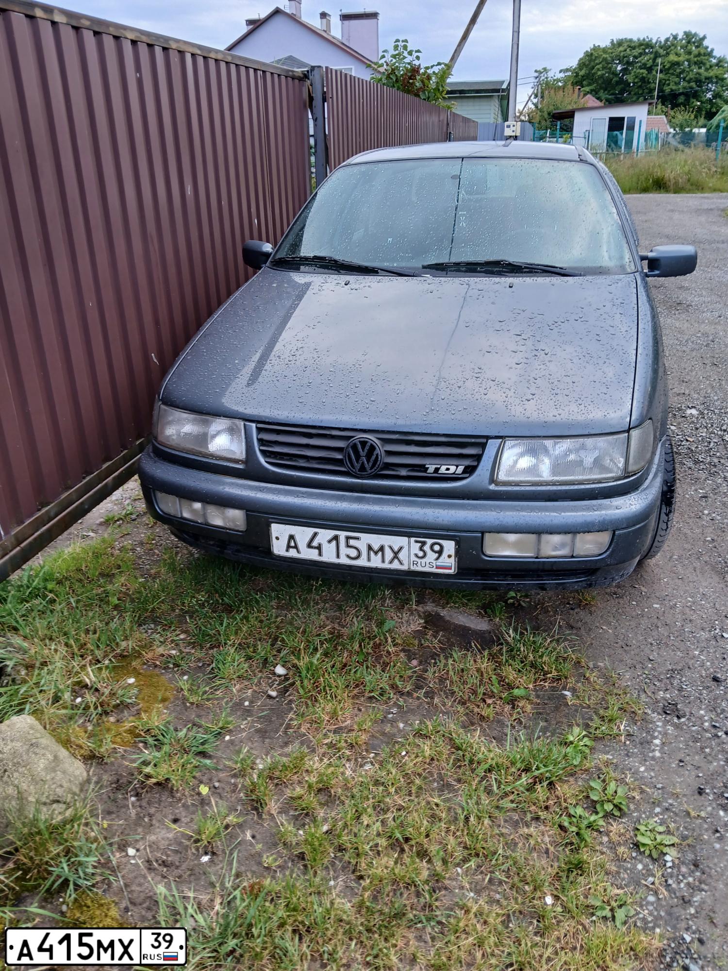 Фото автомобиля VOLKSWAGEN PASSAT, 1993 — госномер А415МХ39. Цвет: СЕРЫЙ