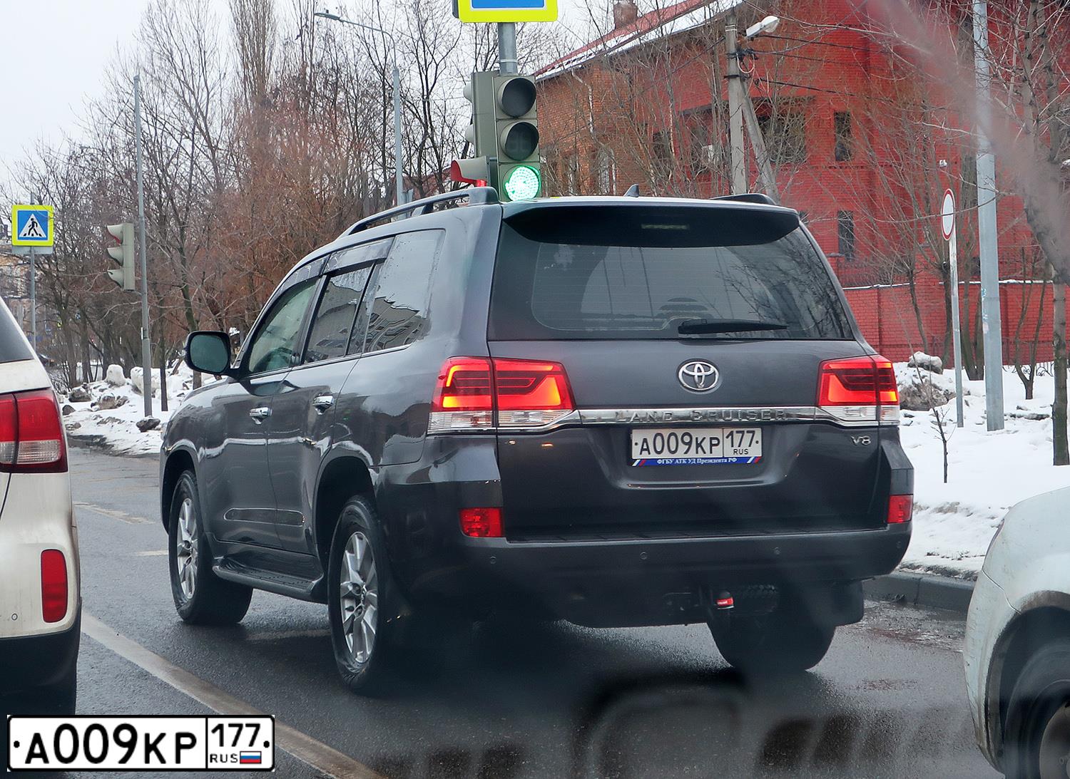Фото автомобиля TOYOTA LANDCRUISER 200, 2016 — госномер А009КР177. Цвет: СЕРЫЙ