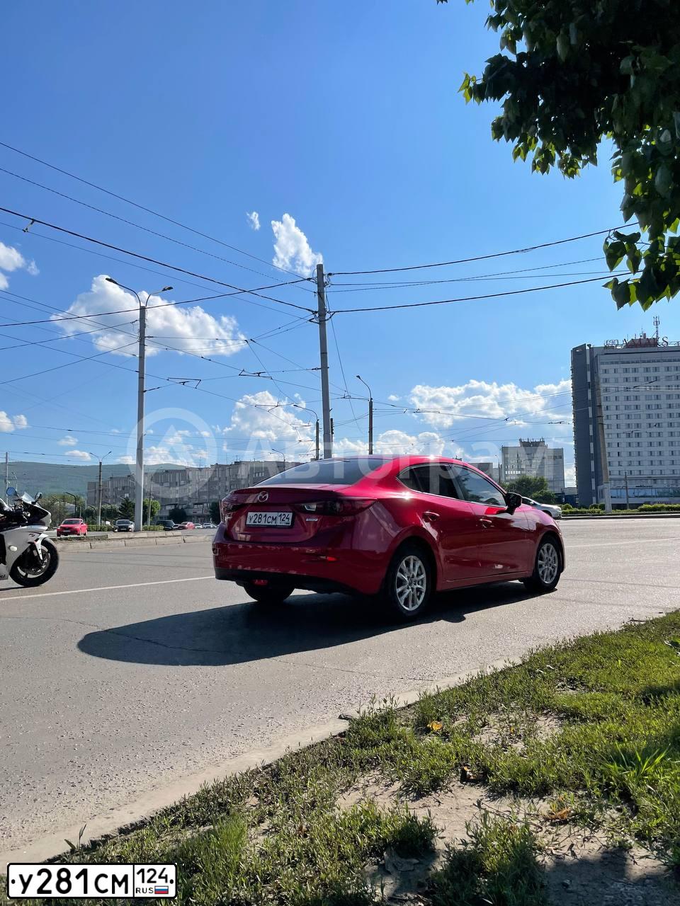 Фото автомобиля MAZDA 3, 2016 — госномер У281СМ124. Цвет: Красный