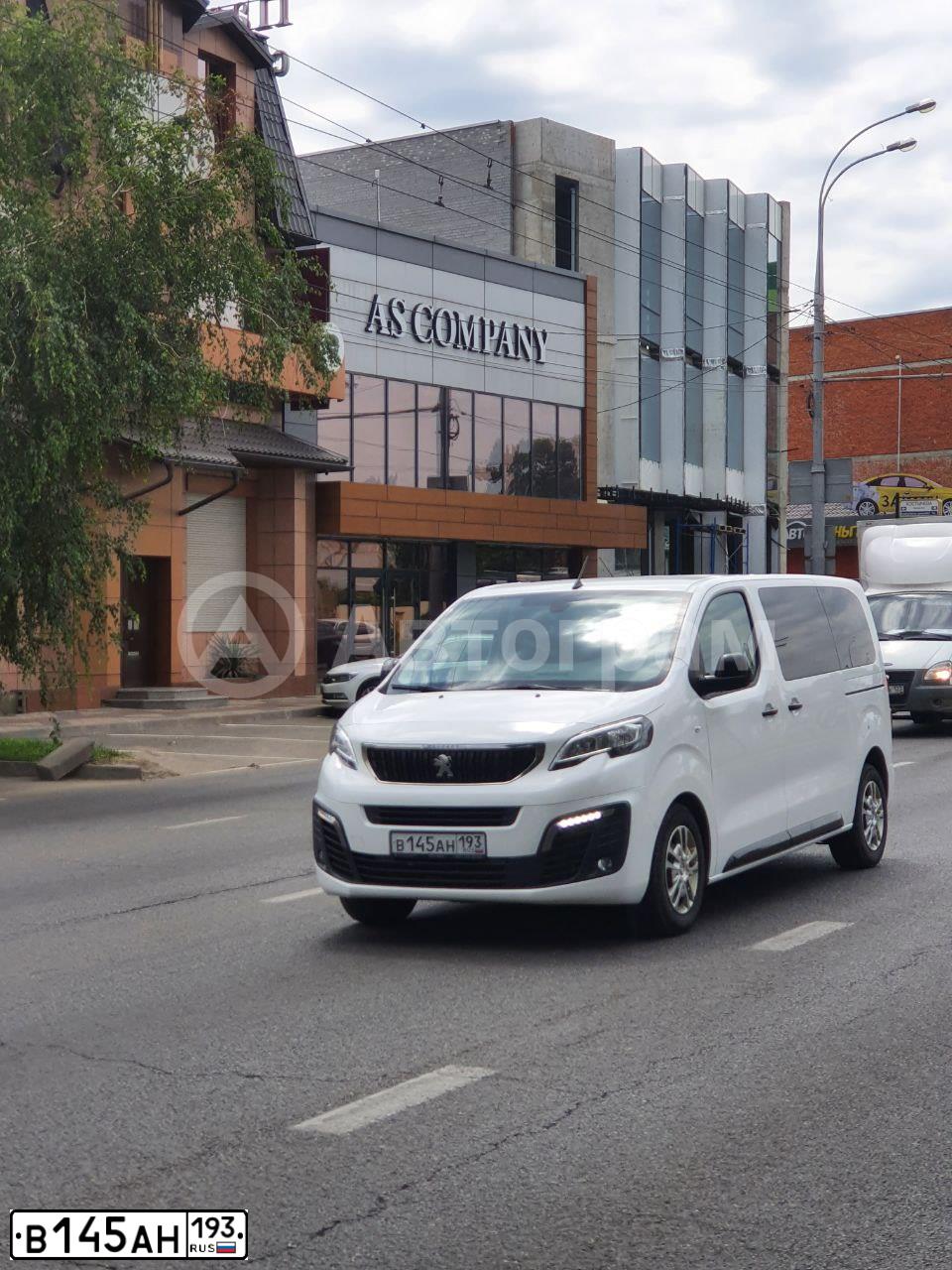 Фото автомобиля PEUGEOT TRAVELLER, 2020 — госномер В145АН193. Цвет: Белый