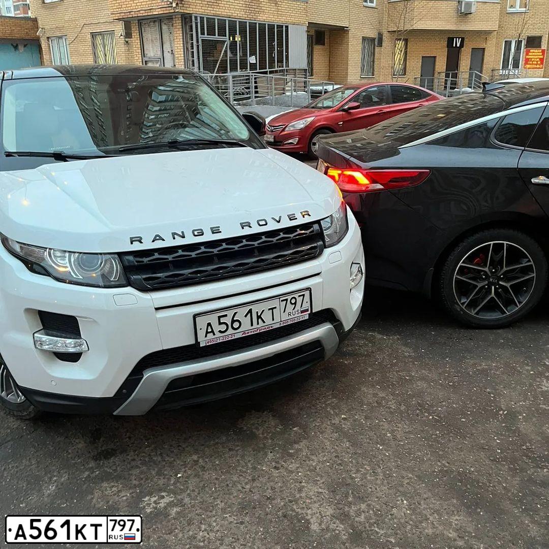 Фото автомобиля LANDROVER RANGE ROVER EVOQUE, 2012 — госномер А561КТ797. Цвет: ЯРКО БЕЛЫЙ