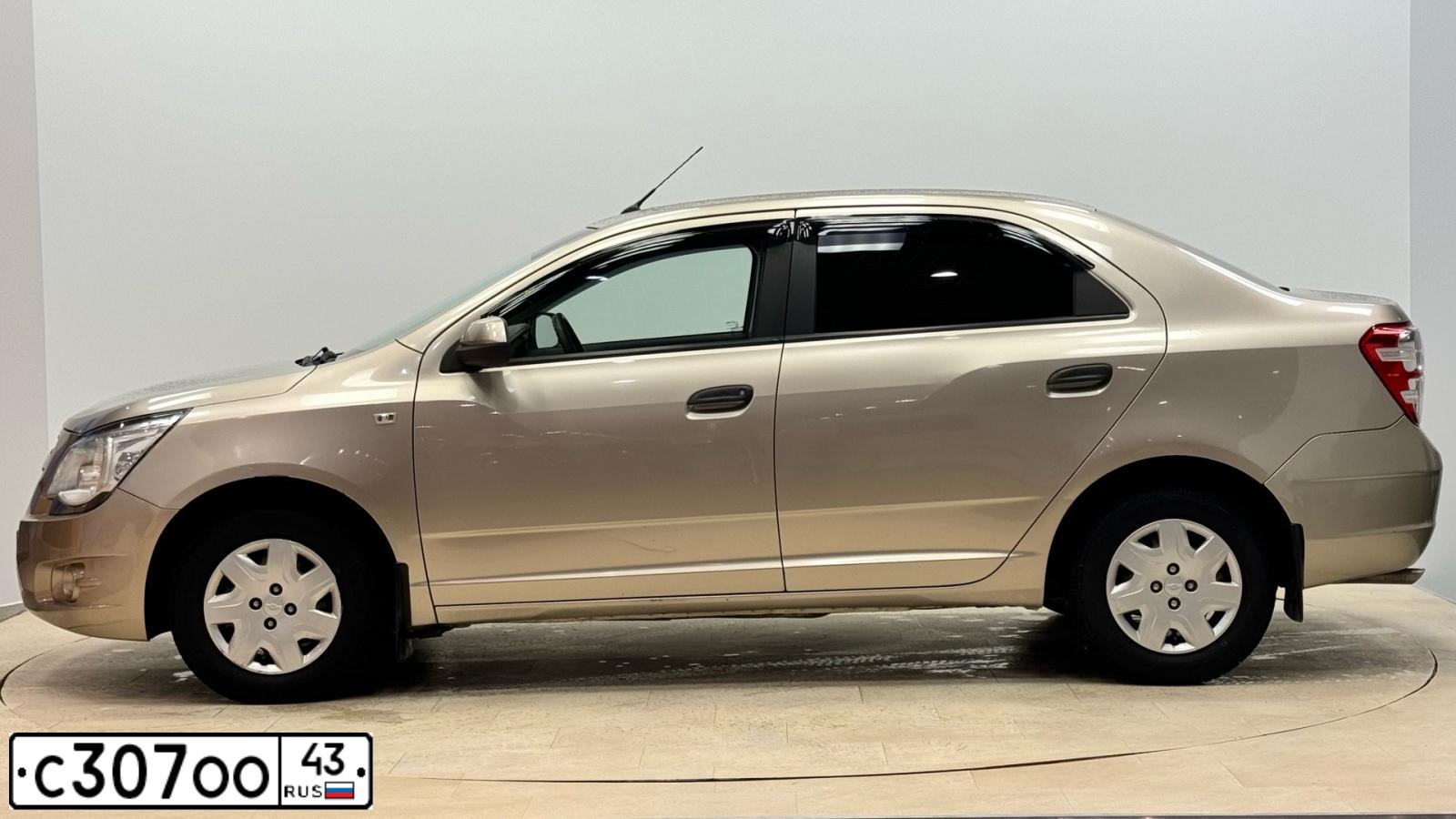 Фото автомобиля CHEVROLET COBALT, 2013 — госномер Т989РР43. Цвет: ПЕСОЧНЫЙ