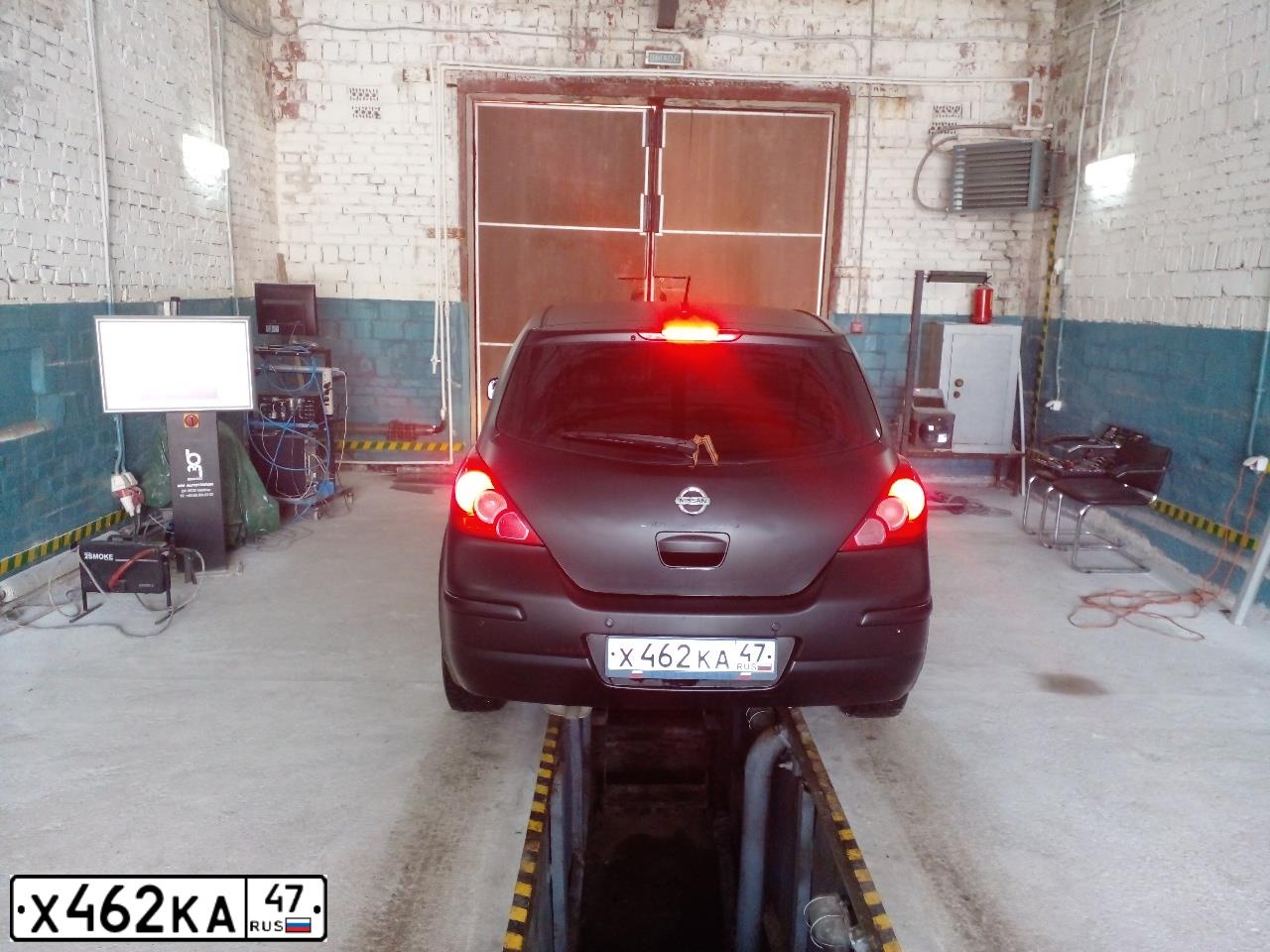 Фото автомобиля NISSAN TIIDA, 2011 — госномер А706ХУ147. Цвет: ЧЕРНЫЙ