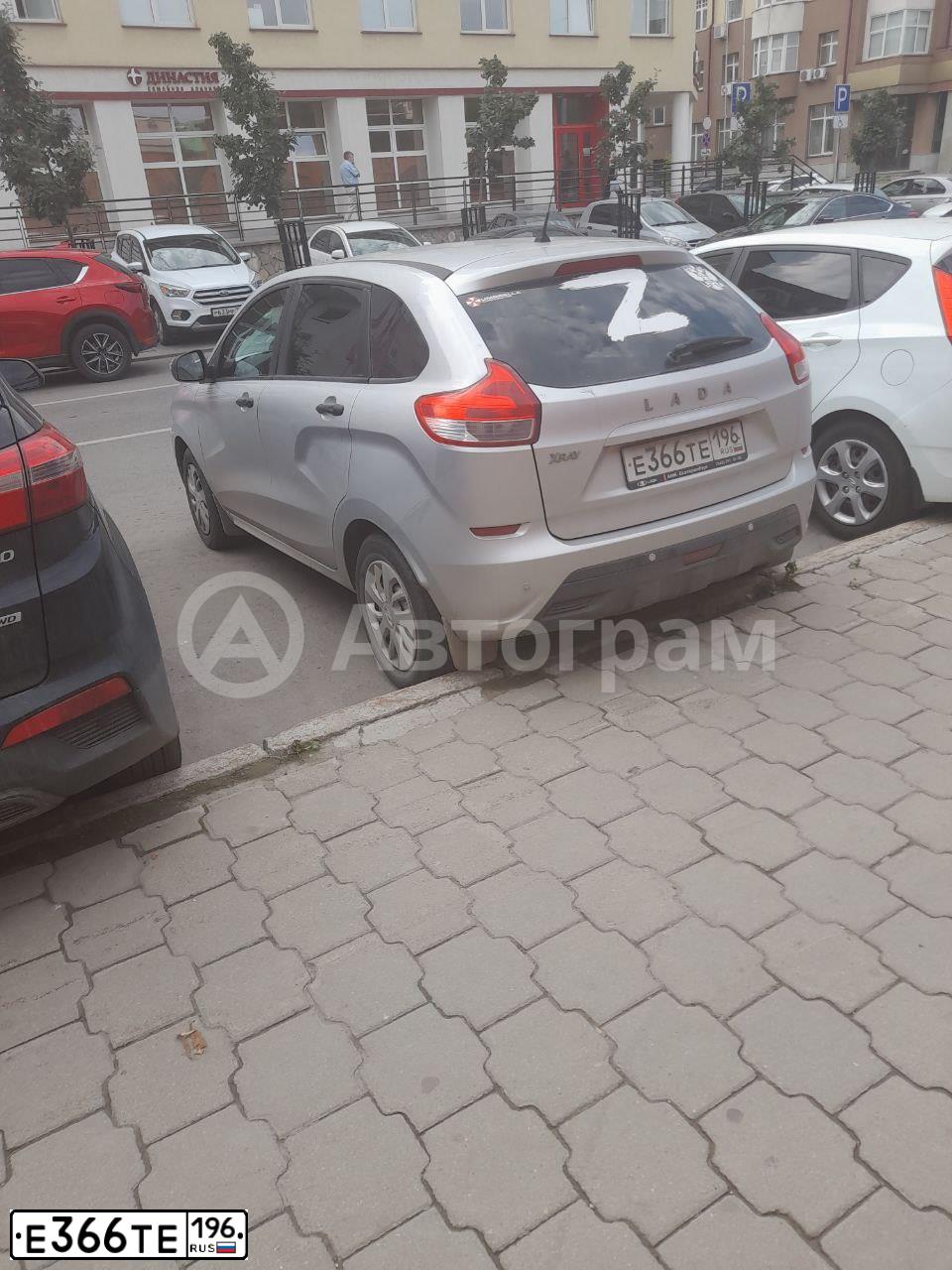 Фото автомобиля LADA XRAY, 2017 — госномер Е366ТЕ196. Цвет: Серебристый