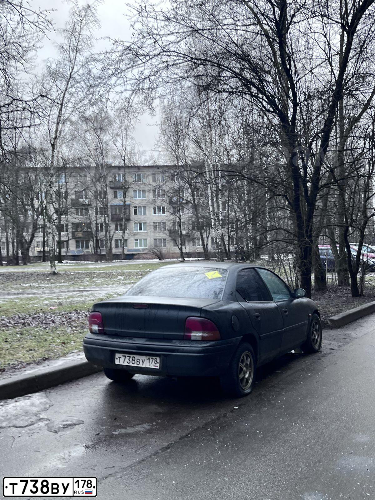 Фото автомобиля CHRYSLER NEON, 1998 — госномер Т738ВУ178. Цвет: Темно-синий