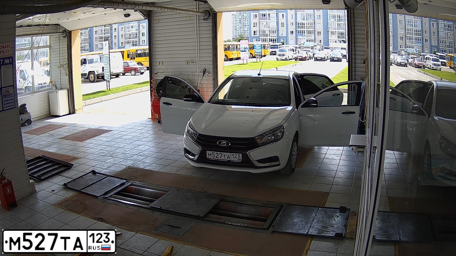 Фото автомобиля LADA VESTA, 2017 — госномер М527ТА123. Цвет: БЕЛЫЙ