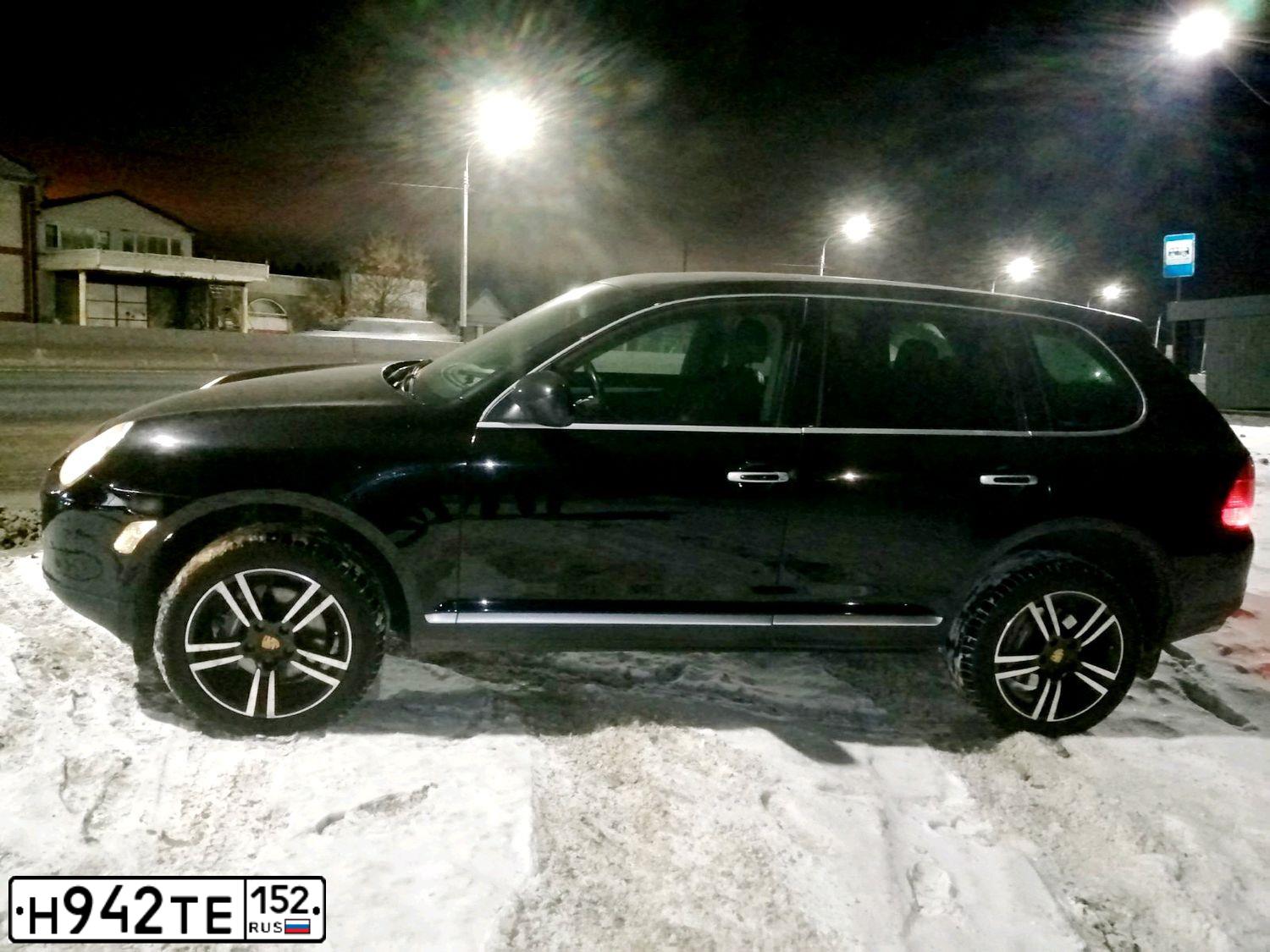 Фото автомобиля PORSCHE CAYENNE, 2004 — госномер О599ОО52. Цвет: ЧЕРНЫЙ