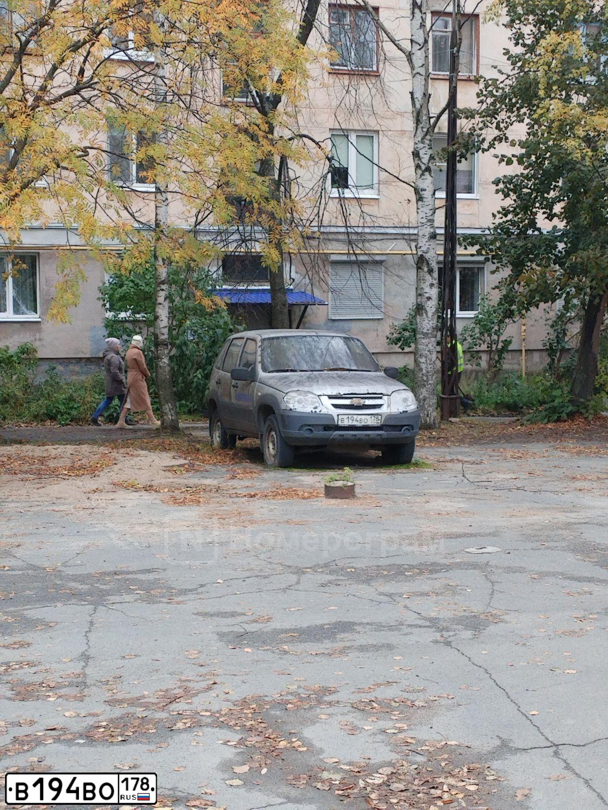 Фото автомобиля HYUNDAI H 1/H 100/STAREX, 2011 — госномер В694ВО178. Цвет: ЧЕРНЫЙ
