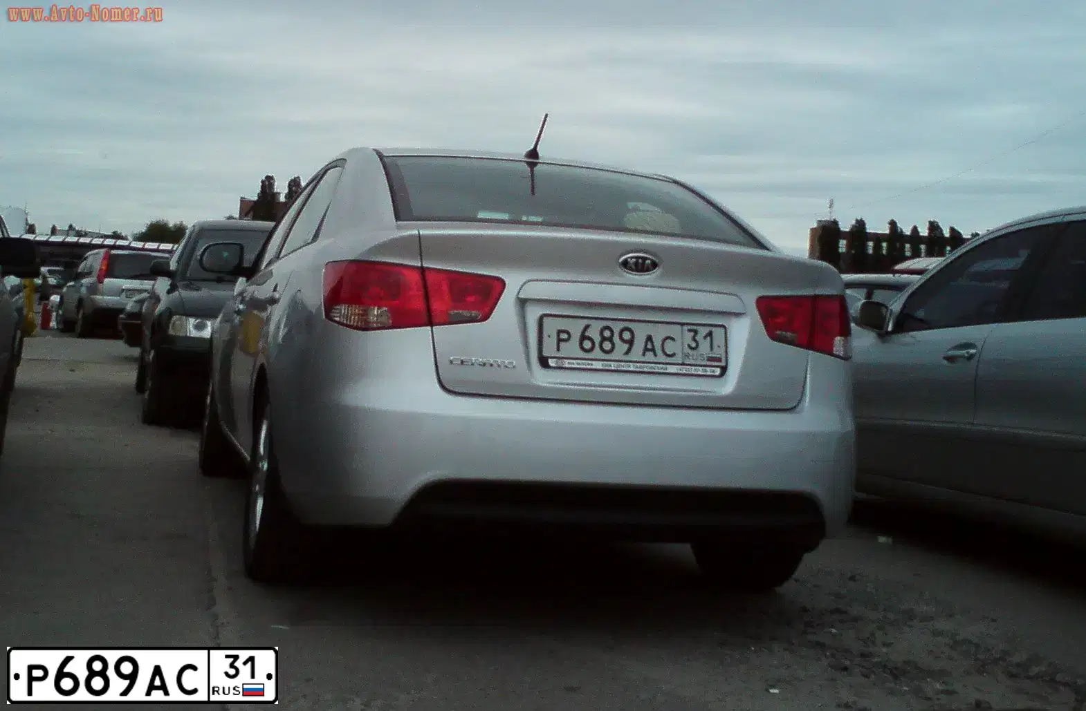 Фото автомобиля KIA CERATO, 2010 — госномер Р689АС31. Цвет: серебристый