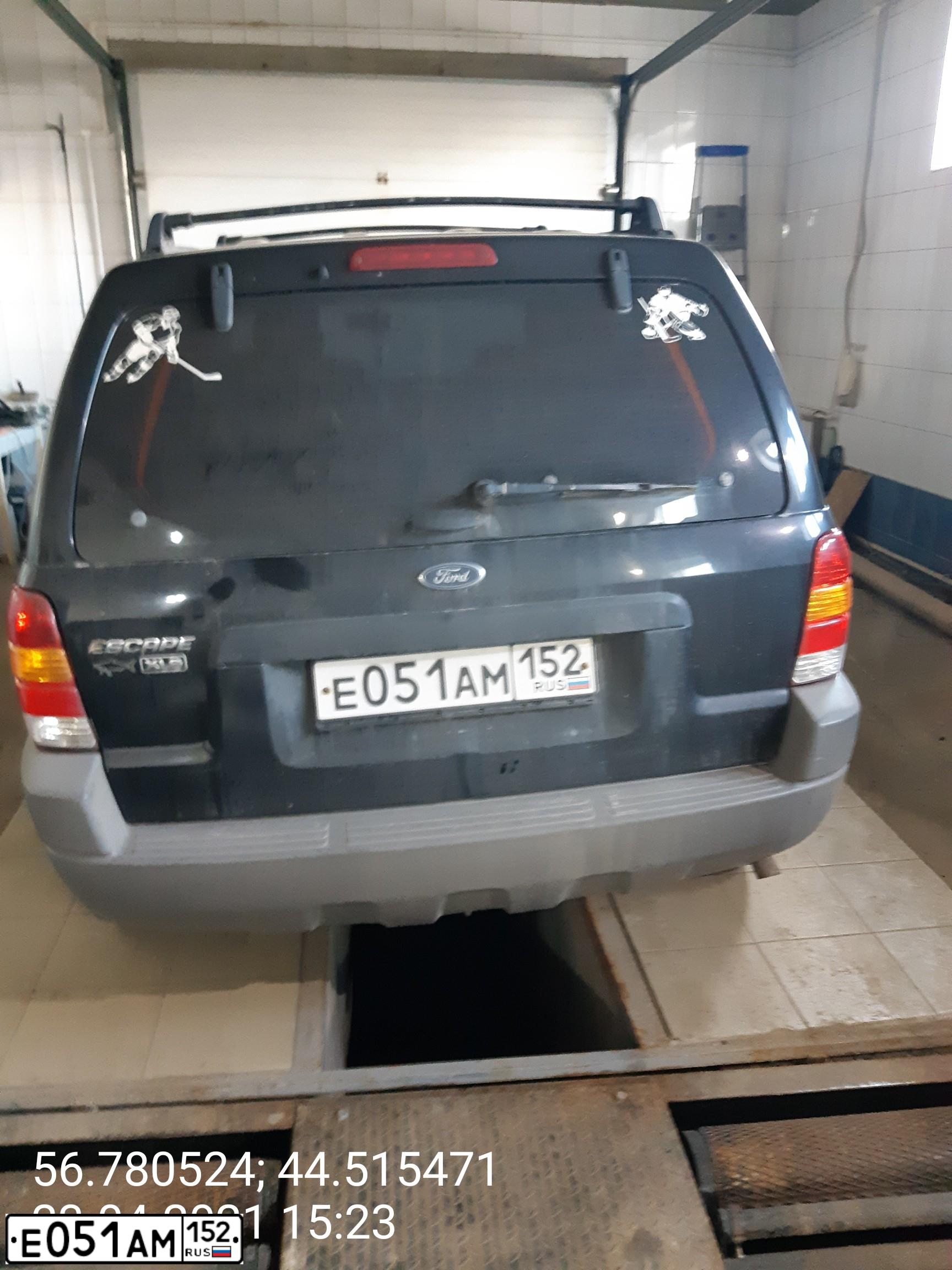 Фото автомобиля FORD ESCAPE, 2001 — госномер Е051АМ152. Цвет: ЧЕРНЫЙ