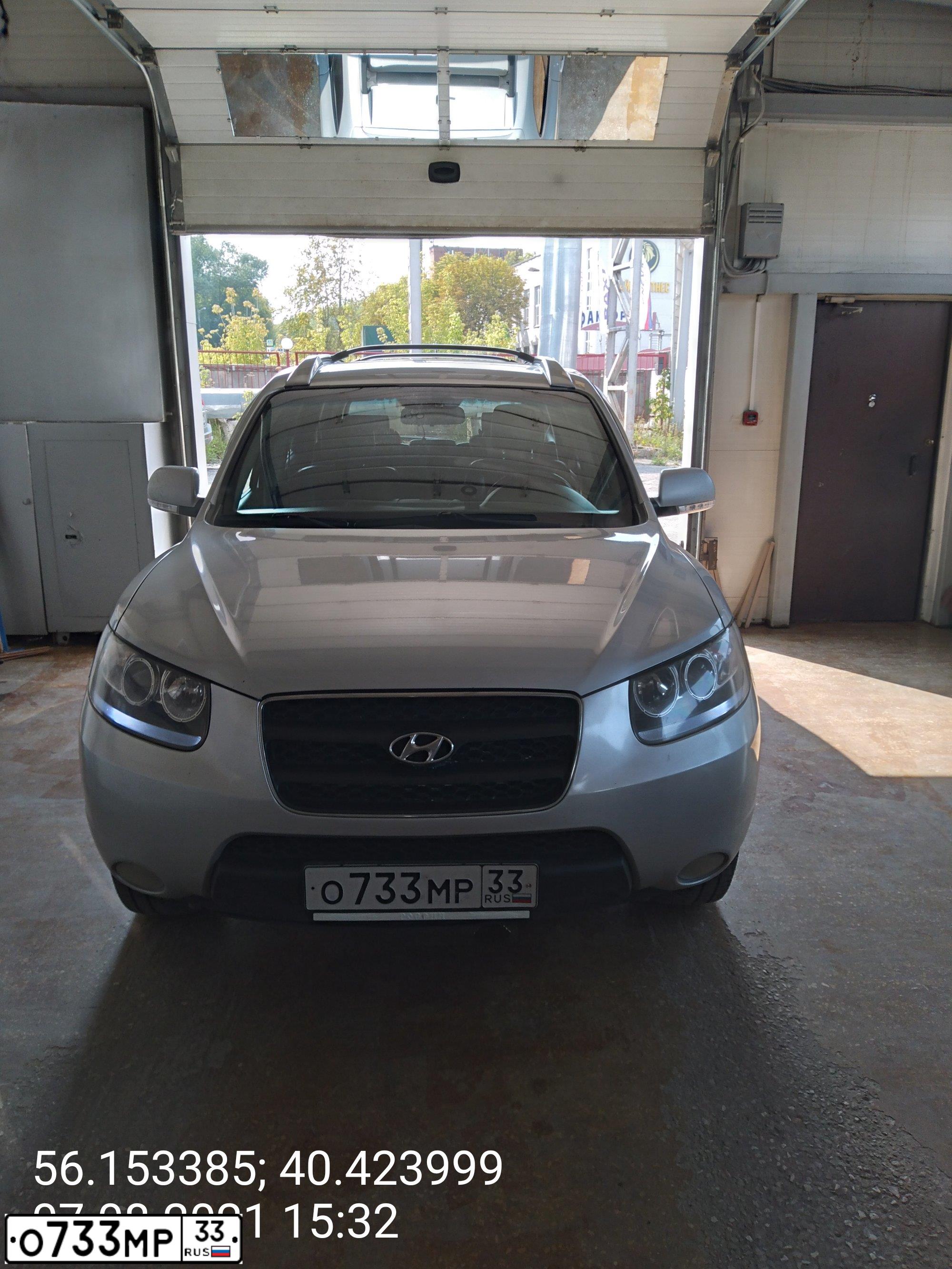 Фото автомобиля HYUNDAI SANTA FE, 2008 — госномер О733МР33. Цвет: СЕРЕБРИСТЫЙ