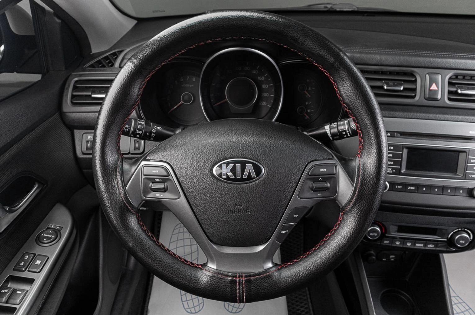Фото автомобиля KIA RIO, 2015 — госномер А063ЕВ172. Цвет: БЕЛЛЫЙ