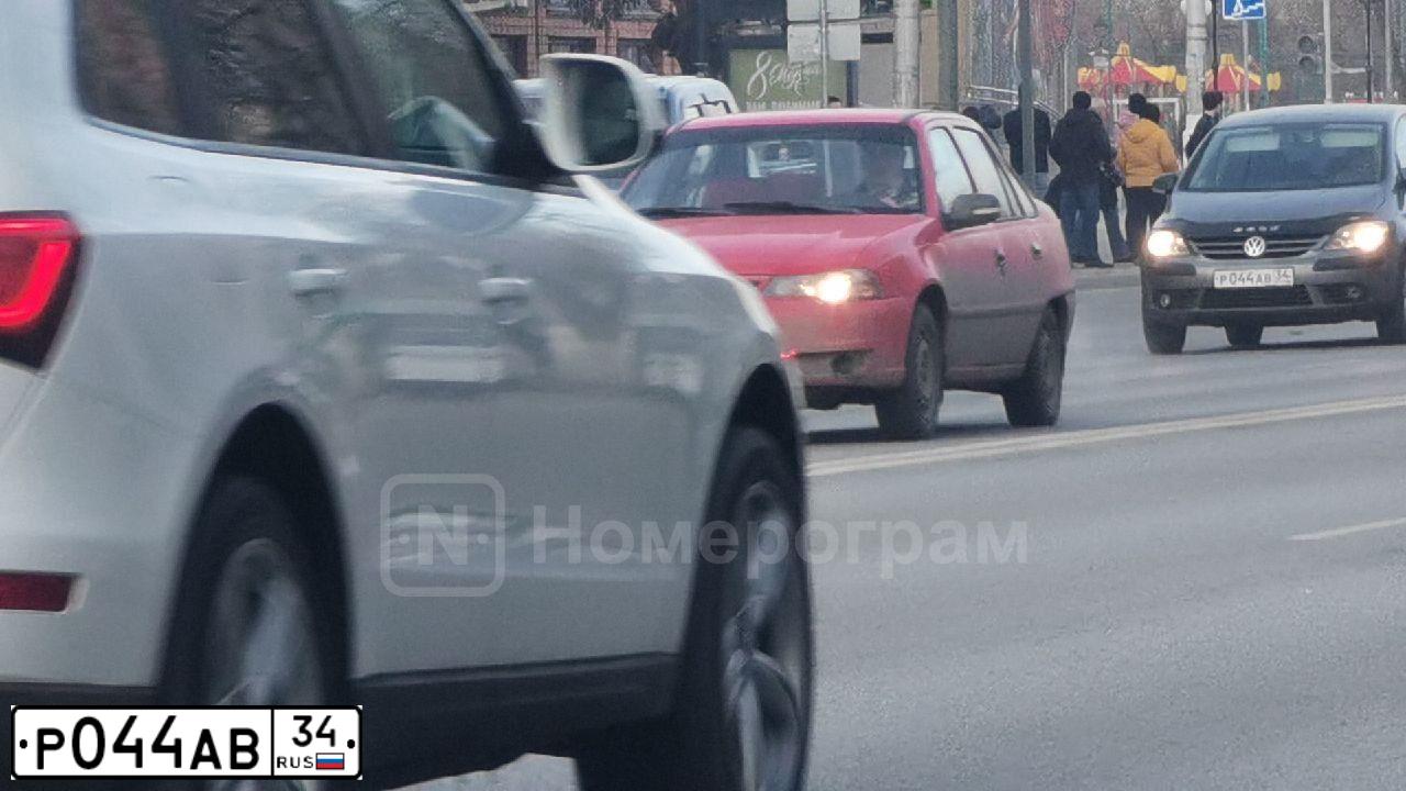 Фото автомобиля VOLKSWAGEN GOLF PLUS, 2006 — госномер Р044АВ34. Цвет: СЕРЫЙ