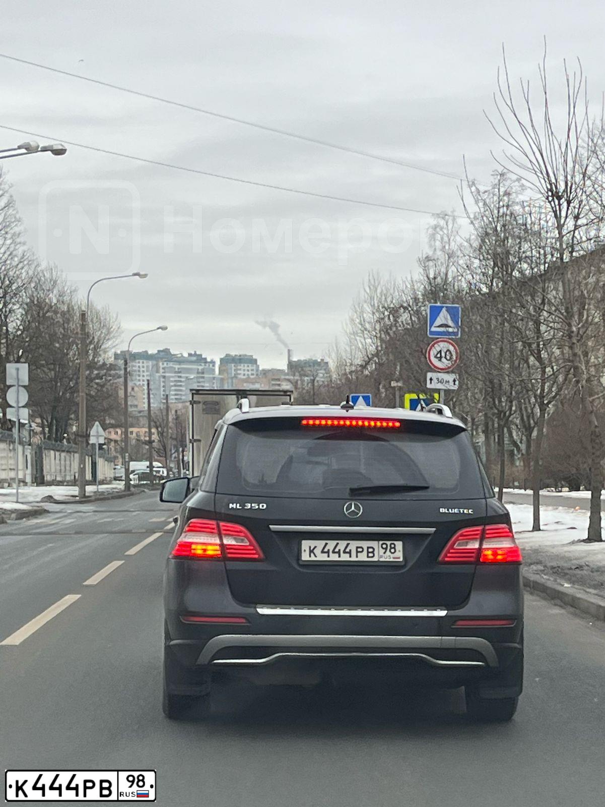 Фото автомобиля SUBARU OUTBACK, 2007 — госномер К444РВ98. Цвет: ЗОЛОТИСТЫЙ