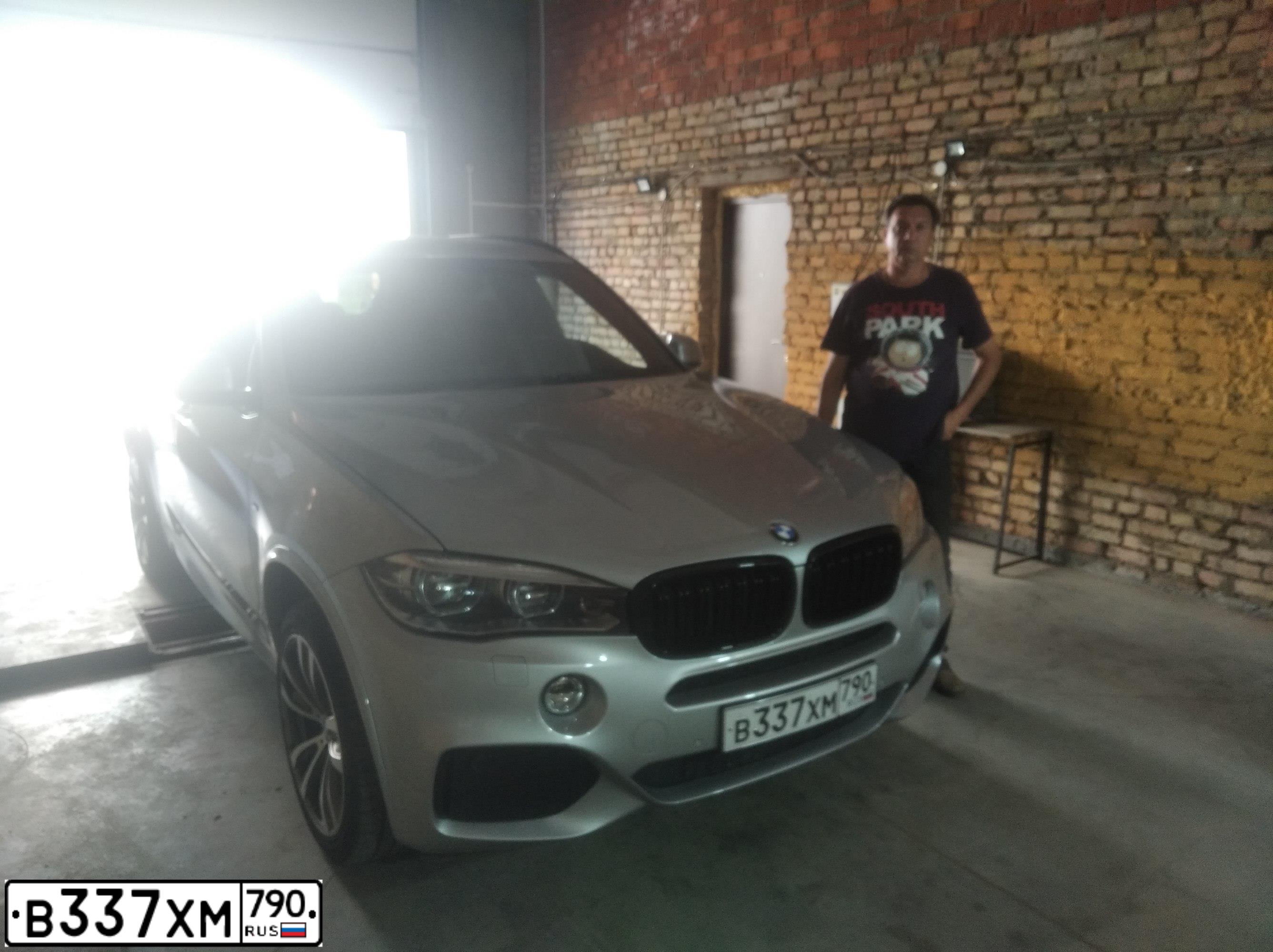 Фото автомобиля BMW X5, 2016 — госномер А028АА47. Цвет: Серебристый
