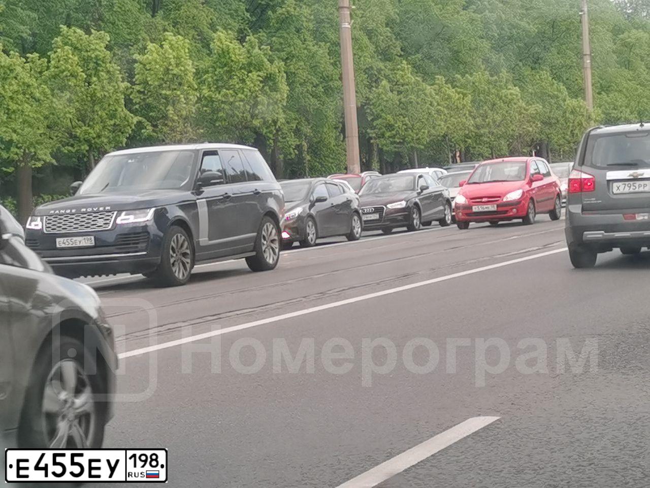 Фото автомобиля LANDROVER RANGE ROVER, 2019 — госномер Е455ЕУ198. Цвет: ТЕМНО-СИНИЙ