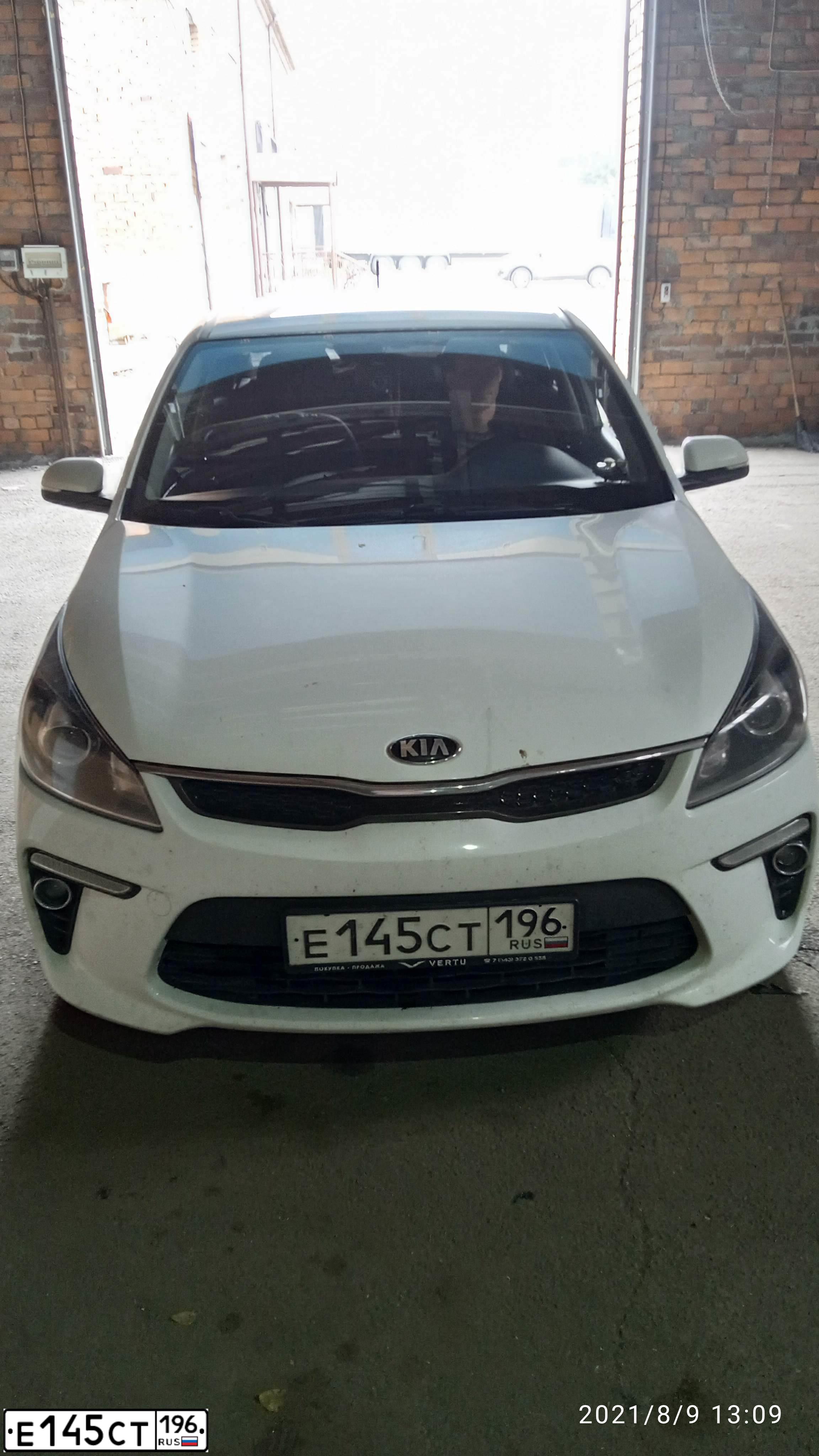 Фото автомобиля KIA RIO, 2017 — госномер М768КО186. Цвет: Белый