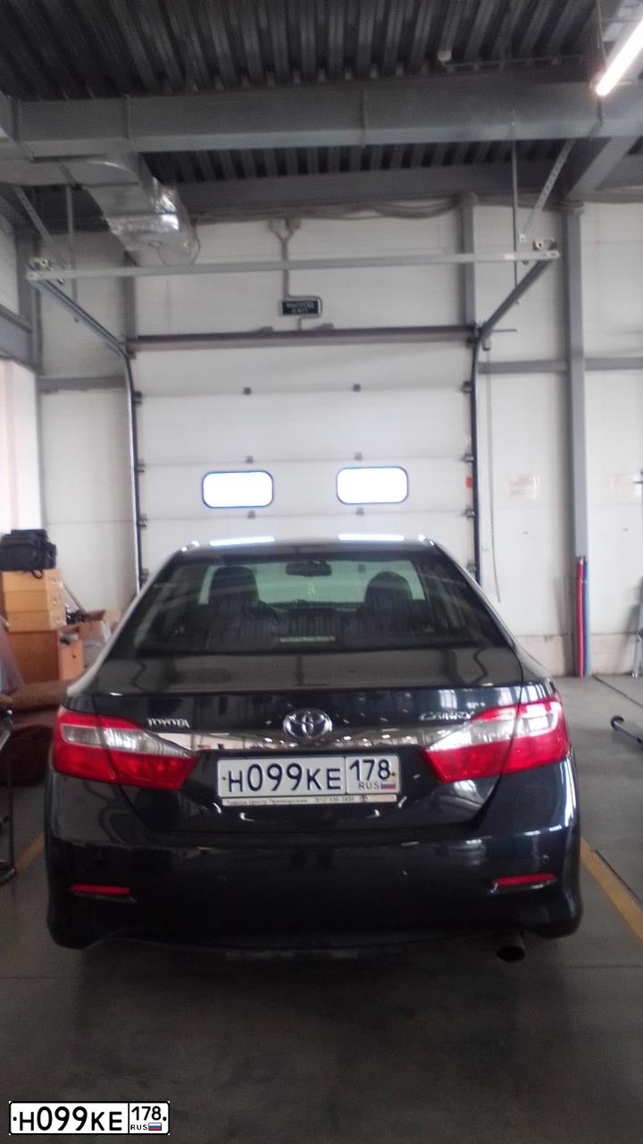 Фото автомобиля TOYOTA CAMRY, 2012 — госномер Н099КЕ178. Цвет: ТЕМНО-СЕРЫЙ МЕТАЛЛИК