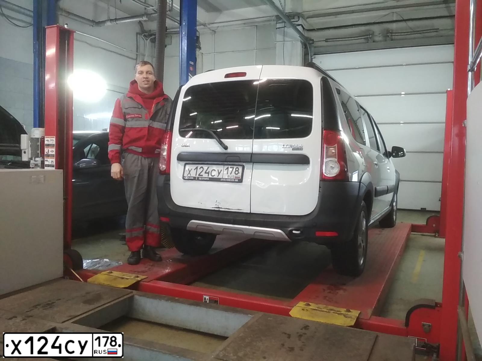 Фото автомобиля LADA LARGUS, 2017 — госномер Х124СУ178. Цвет: БЕЛЫЙ